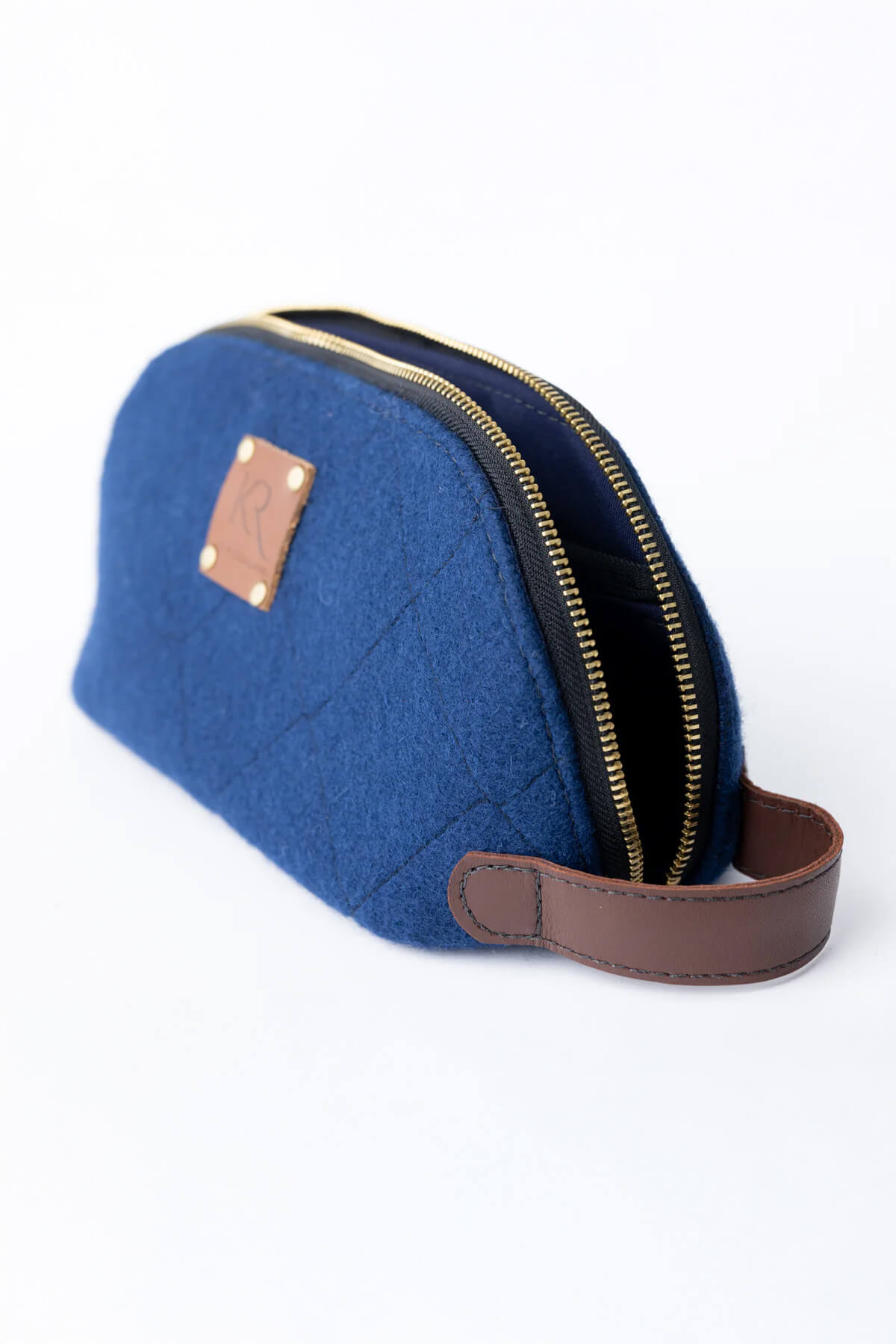 https://cdn.shopify.com/s/files/1/0666/1219/9481/files/the-kaituna-wash-bag-6.jpg?v=1739321029