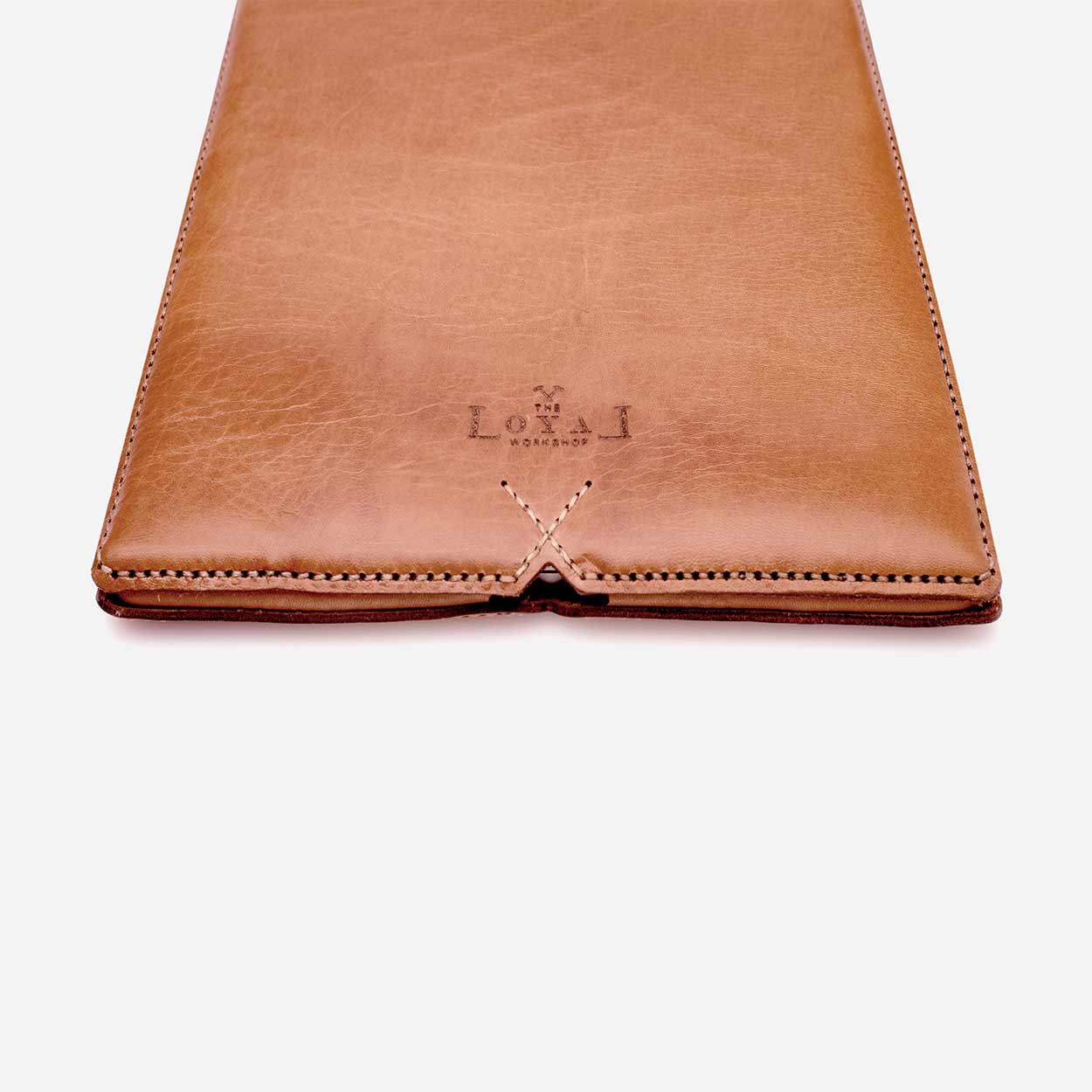 https://cdn.shopify.com/s/files/1/0746/9767/0945/products/the-loyal-workshop-ethical-leather-Laptop-Sleeve-Cognac-3.jpg?v=1683082823