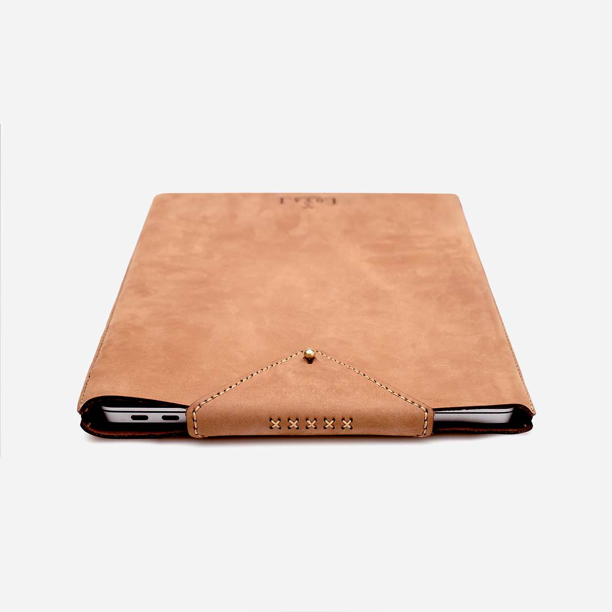 https://cdn.shopify.com/s/files/1/0746/9767/0945/products/the-loyal-workshop-ethical-leather-Laptop-Sleeve-tan-2.jpg?v=1683082814