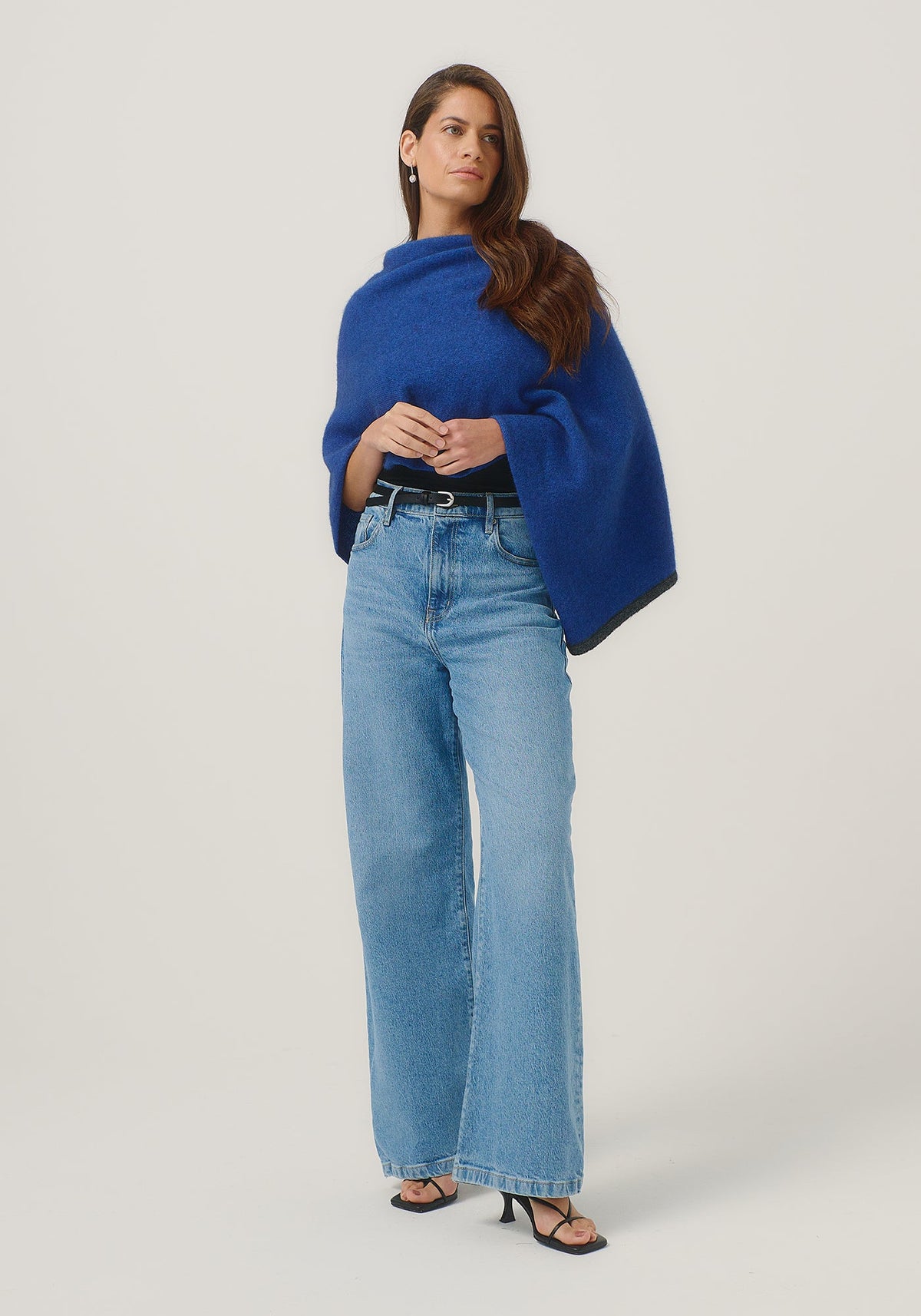 https://cdn.shopify.com/s/files/1/0566/6612/8580/files/1623-TwoTonePoncho-DustyBlueSlate-MM25-Belu-020.jpg?v=1752191930