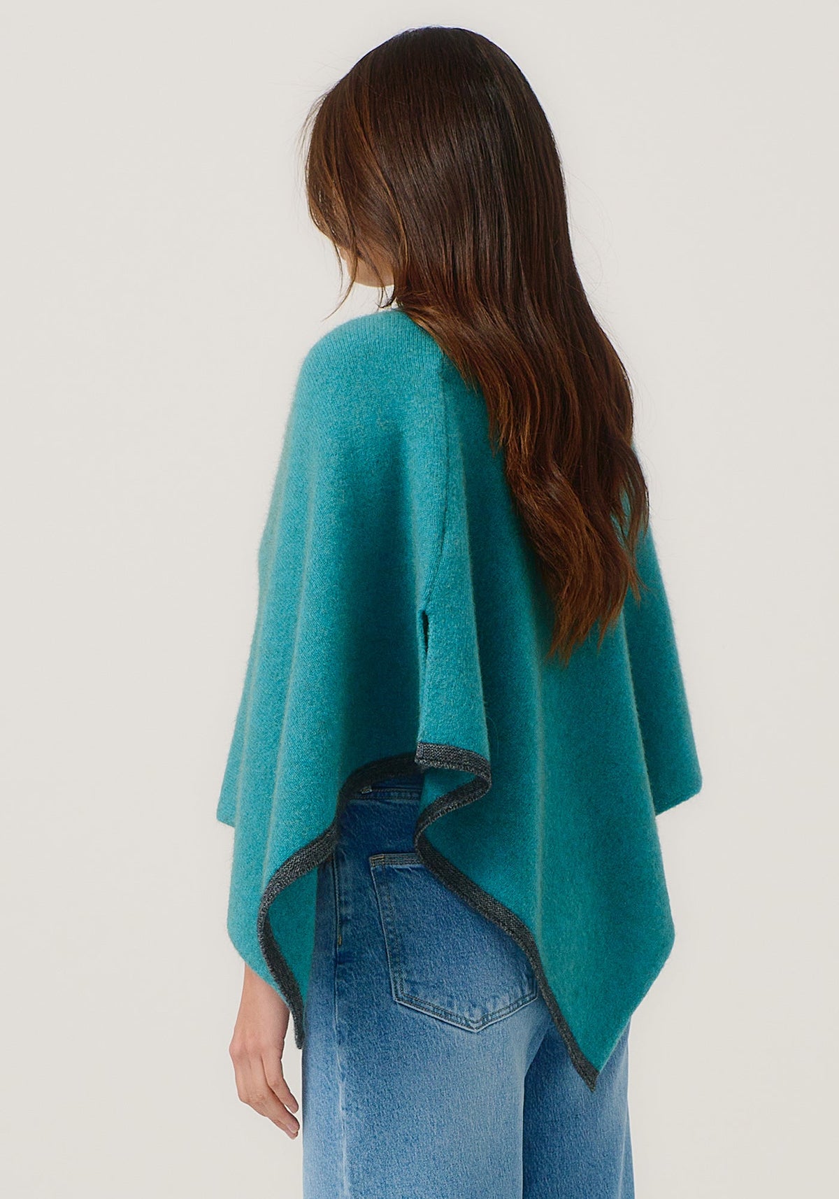 https://cdn.shopify.com/s/files/1/0566/6612/8580/files/1623-TwoTonePoncho-GlacierSlate-MM25-Belu-013.jpg?v=1752191930