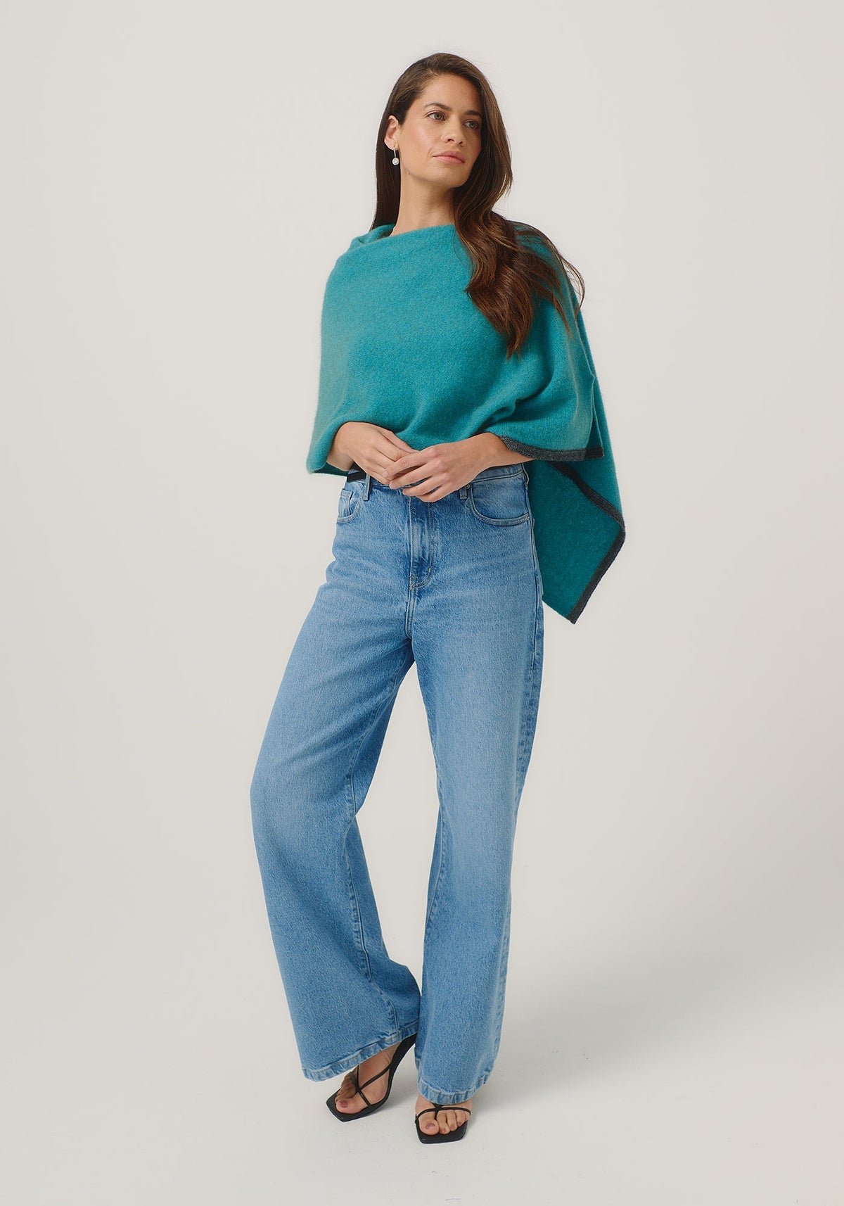 https://cdn.shopify.com/s/files/1/0566/6612/8580/files/1623-TwoTonePoncho-GlacierSlate-MM25-Belu-033.jpg?v=1752191930