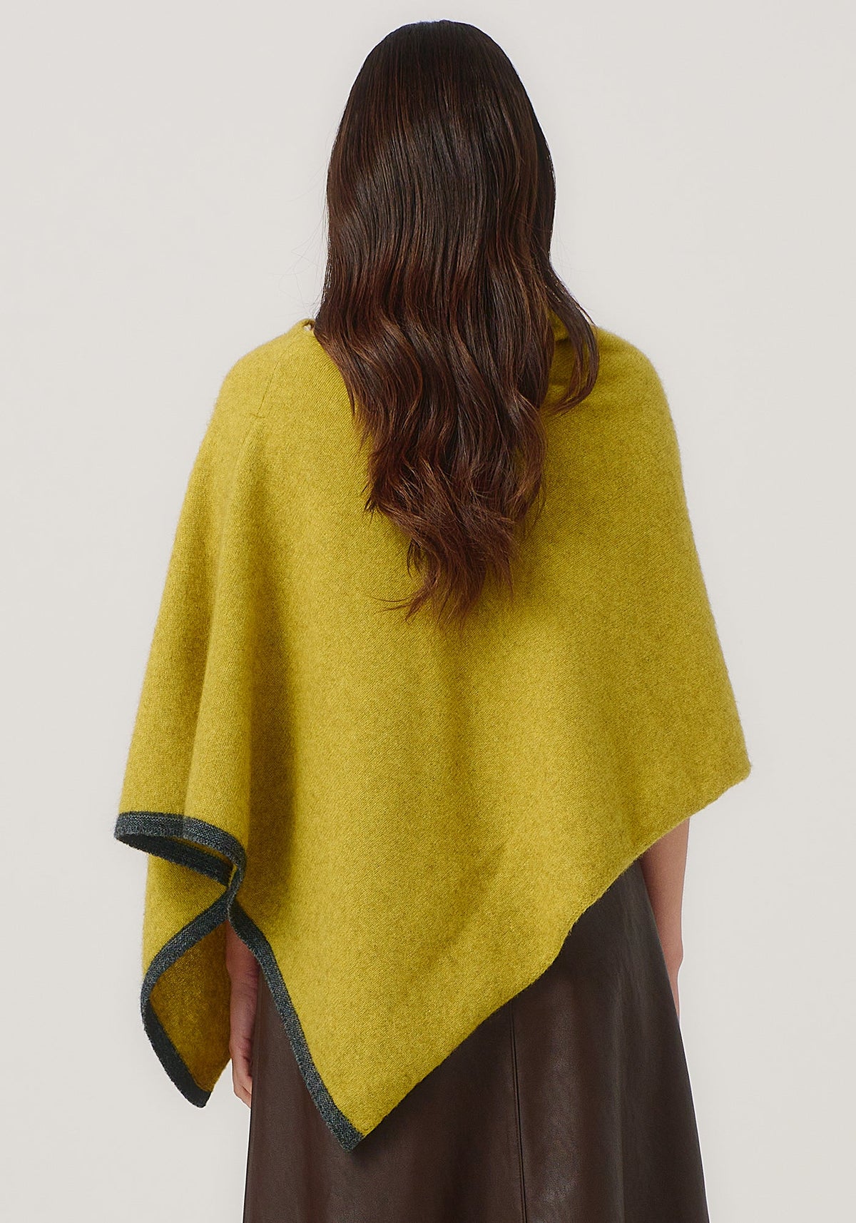 https://cdn.shopify.com/s/files/1/0566/6612/8580/files/1623-TwoTonePoncho-GoldenPearlSlate-MM25-Belu-013.jpg?v=1752191930