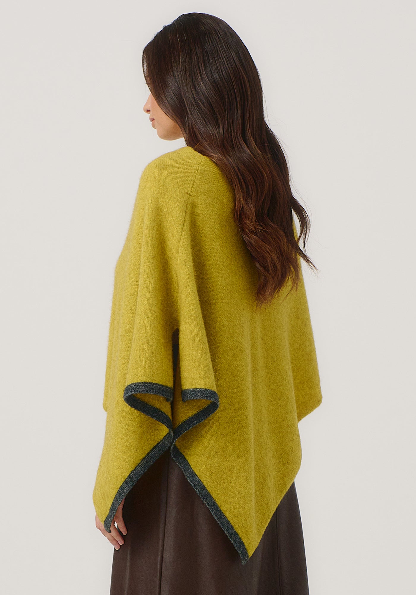 https://cdn.shopify.com/s/files/1/0566/6612/8580/files/1623-TwoTonePoncho-GoldenPearlSlate-MM25-Belu-017.jpg?v=1752191930