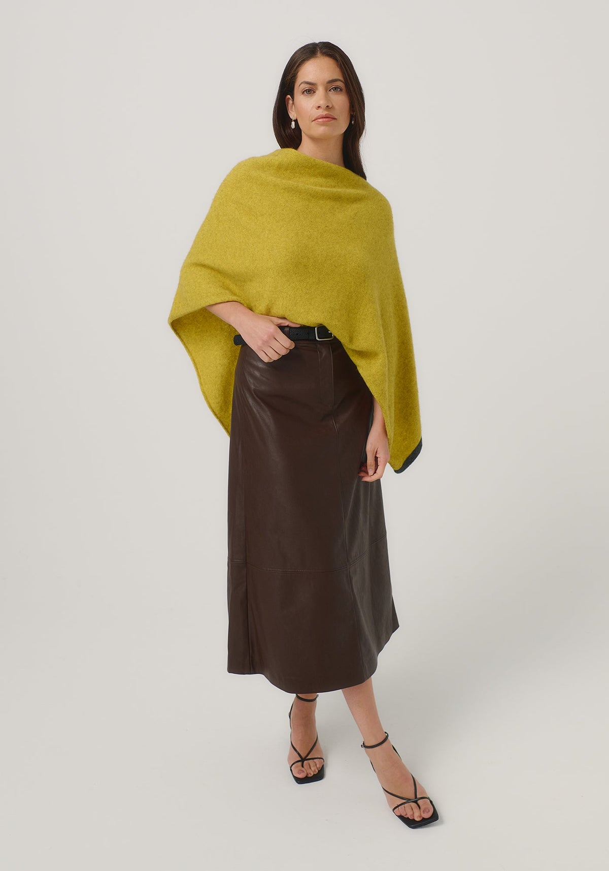 https://cdn.shopify.com/s/files/1/0566/6612/8580/files/1623-TwoTonePoncho-GoldenPearlSlate-MM25-Belu-028.jpg?v=1752191930