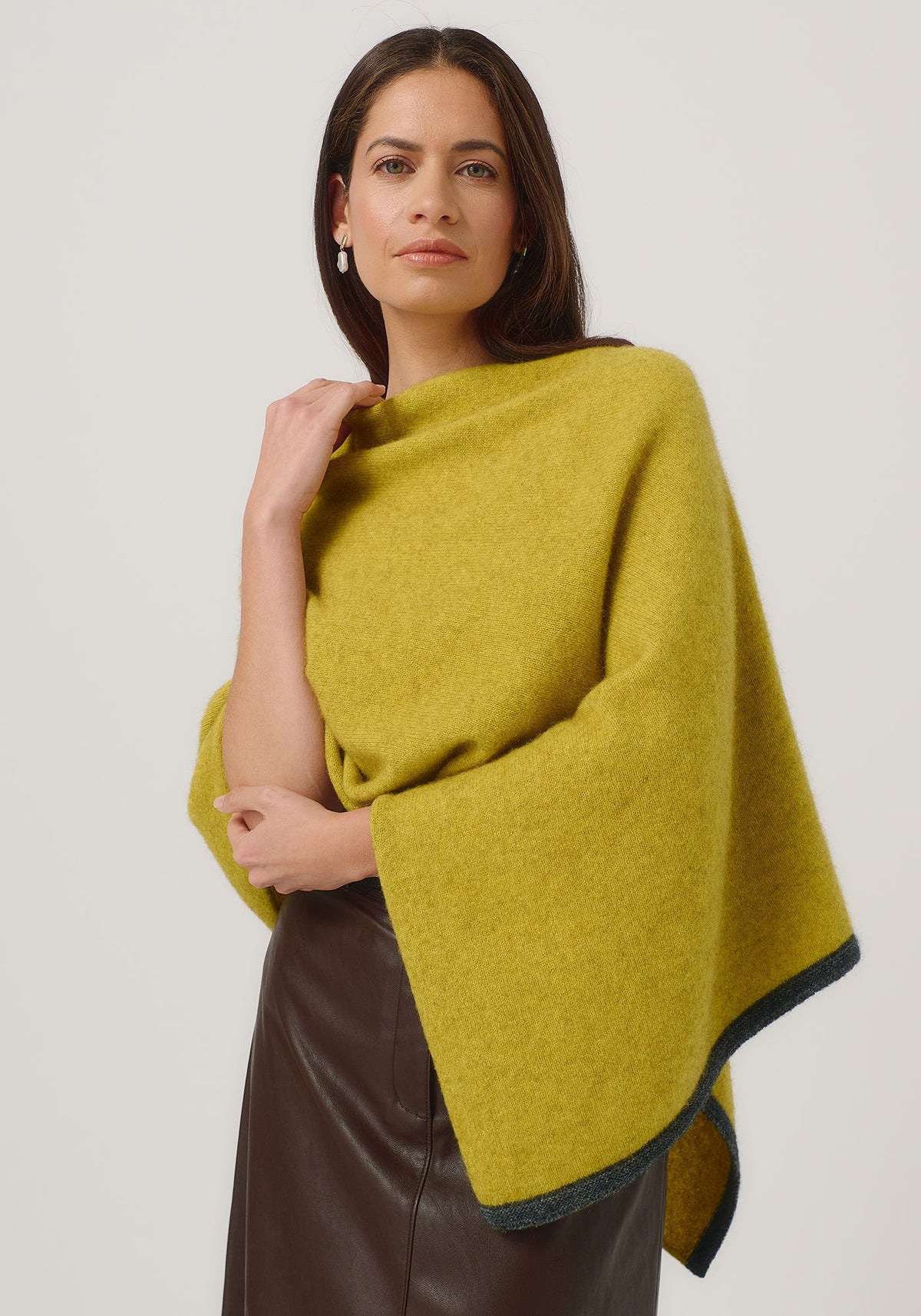 https://cdn.shopify.com/s/files/1/0566/6612/8580/files/1623-TwoTonePoncho-GoldenPearlSlate-MM25-Belu-036.jpg?v=1752191930