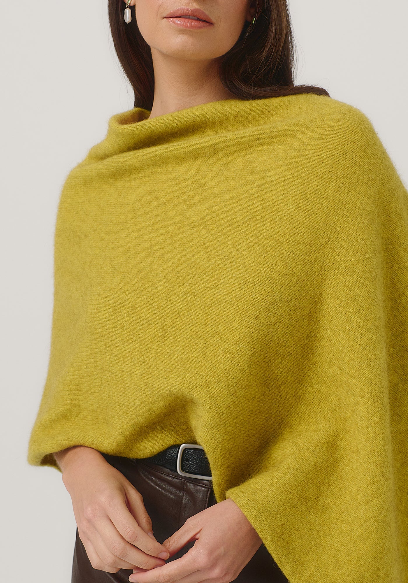 https://cdn.shopify.com/s/files/1/0566/6612/8580/files/1623-TwoTonePoncho-GoldenPearlSlate-MM25-Belu-040.jpg?v=1752191930