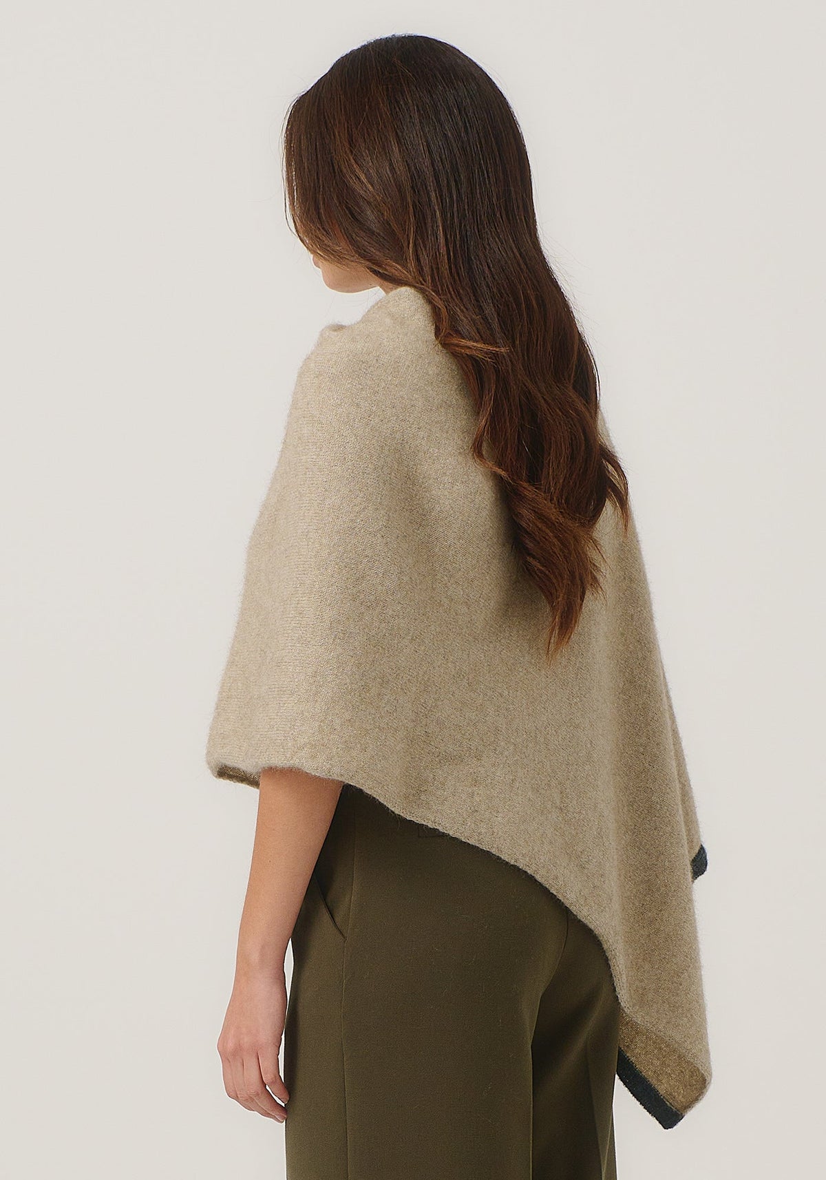 https://cdn.shopify.com/s/files/1/0566/6612/8580/files/1623-TwoTonePoncho-LatteSlate-MM25-Belu-017.jpg?v=1751259387