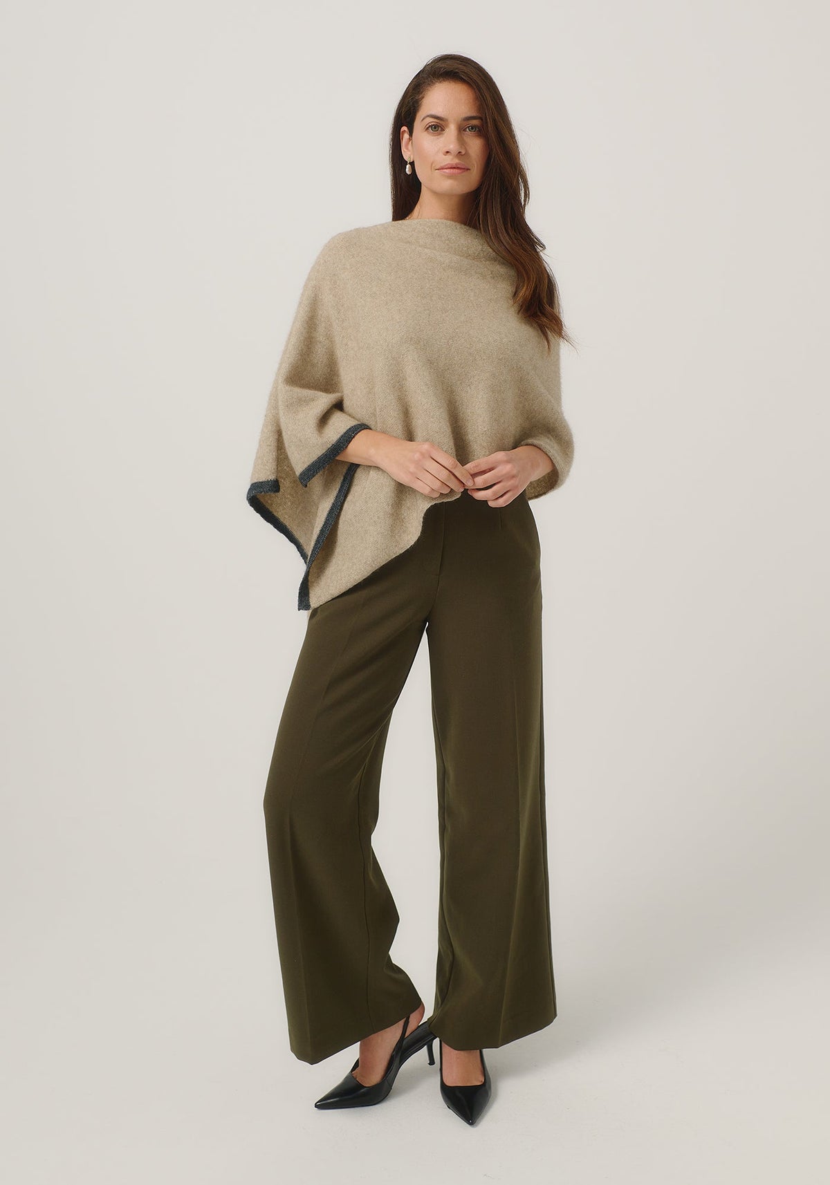 https://cdn.shopify.com/s/files/1/0566/6612/8580/files/1623-TwoTonePoncho-LatteSlate-MM25-Belu-035.jpg?v=1751259387