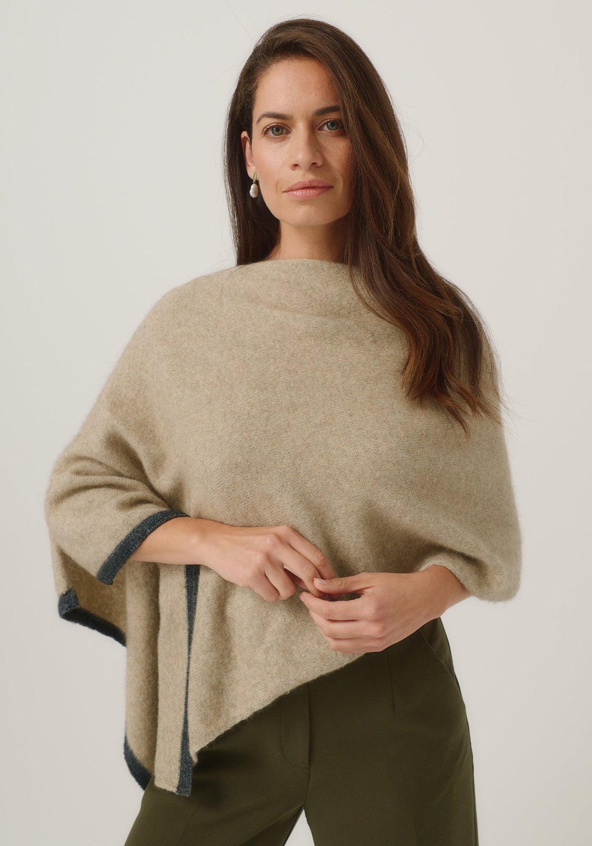 https://cdn.shopify.com/s/files/1/0566/6612/8580/files/1623-TwoTonePoncho-LatteSlate-MM25-Belu-044.jpg?v=1751259387