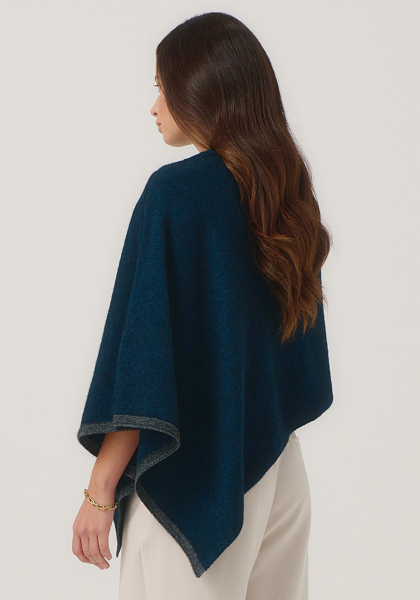 https://cdn.shopify.com/s/files/1/0566/6612/8580/files/1623-TwoTonePoncho-PeacockSlate-MM25-Belu-007.jpg?v=1758503944