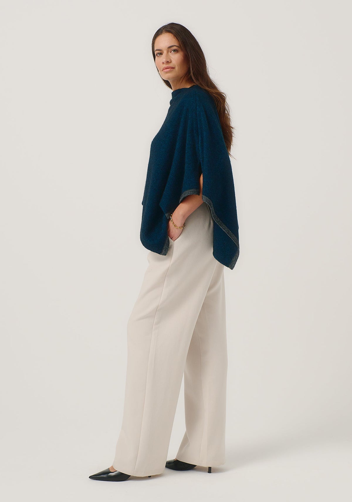 https://cdn.shopify.com/s/files/1/0566/6612/8580/files/1623-TwoTonePoncho-PeacockSlate-MM25-Belu-012.jpg?v=1758503944