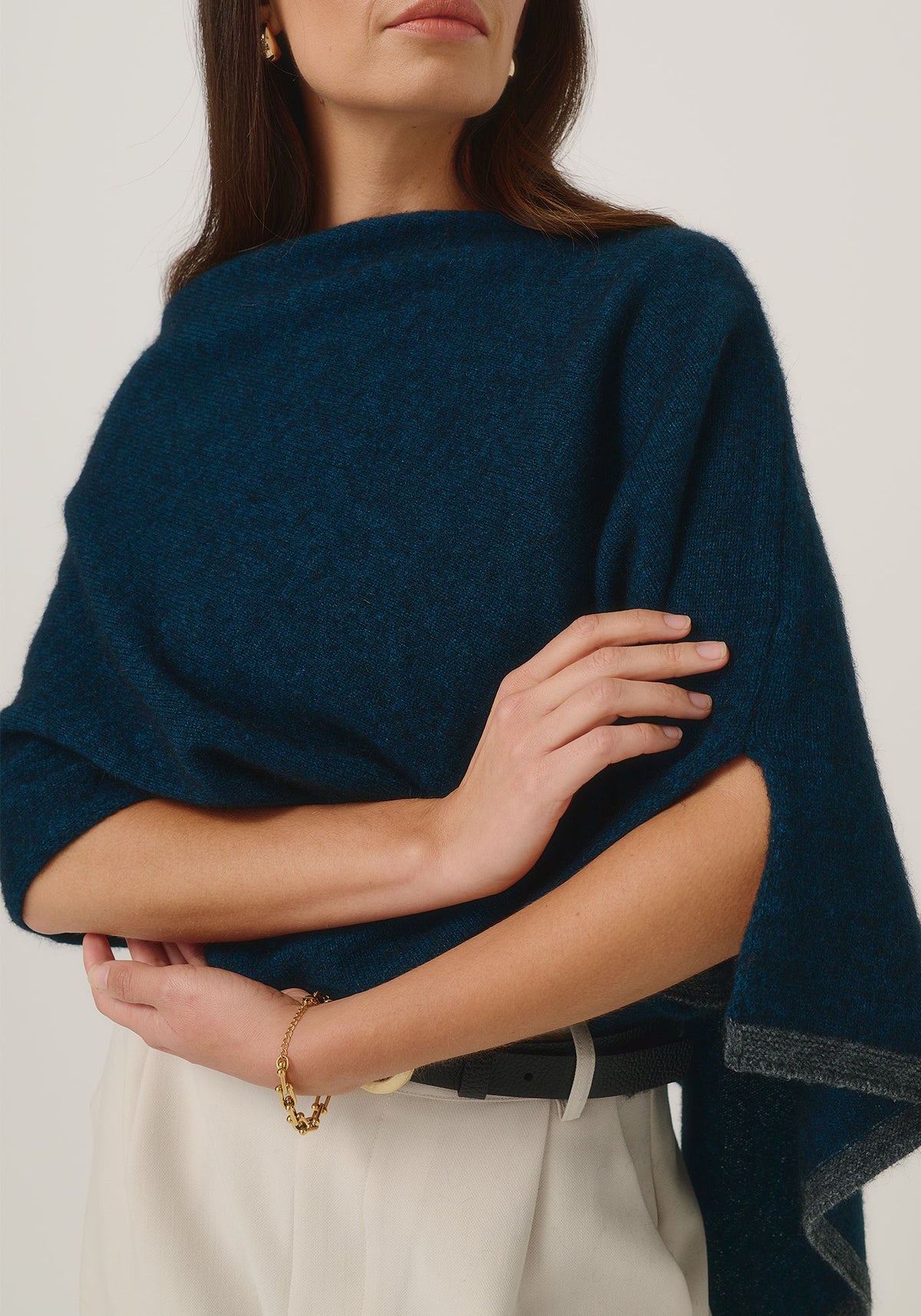 https://cdn.shopify.com/s/files/1/0566/6612/8580/files/1623-TwoTonePoncho-PeacockSlate-MM25-Belu-061.jpg?v=1758503983