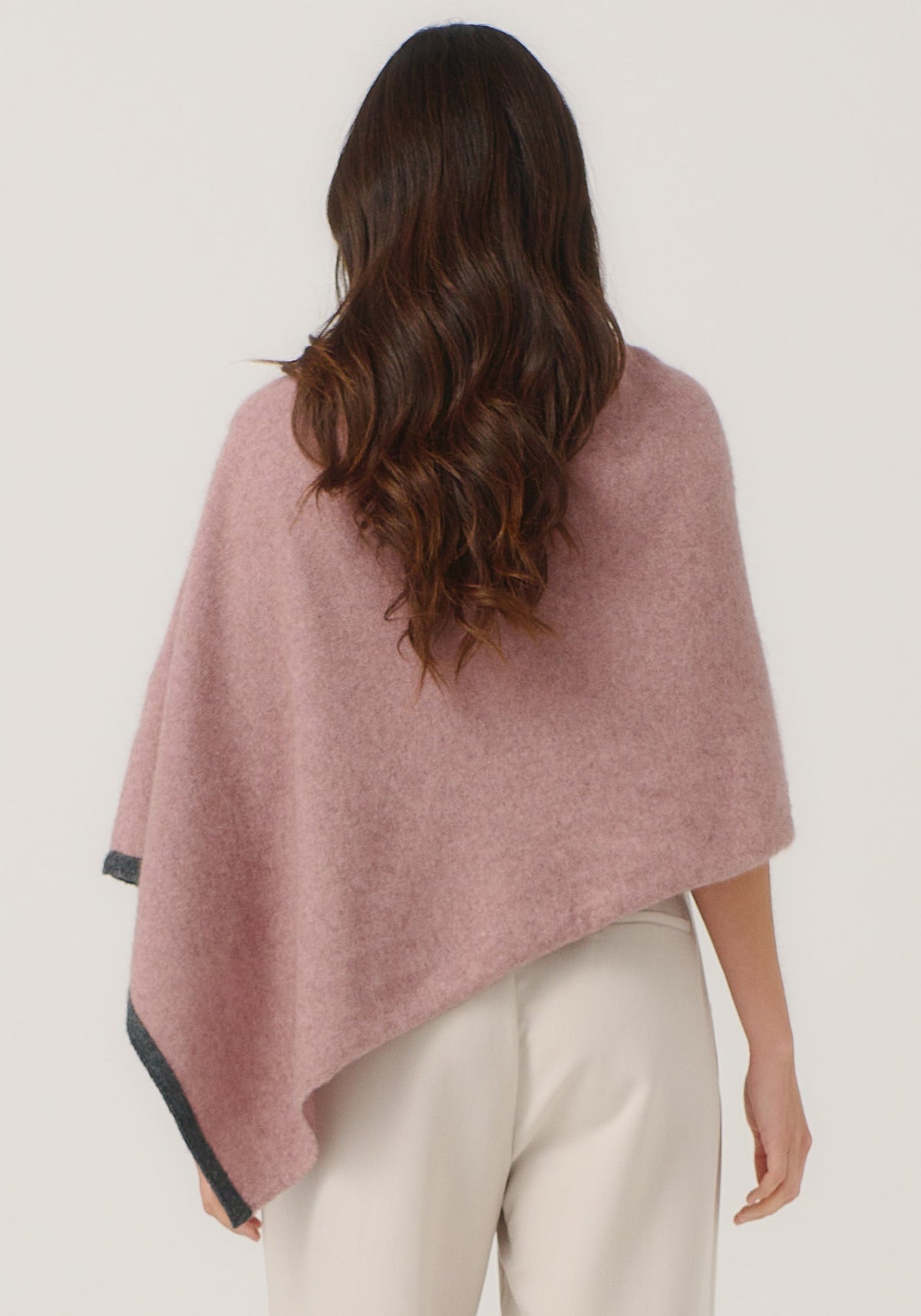 https://cdn.shopify.com/s/files/1/0566/6612/8580/files/1623-TwoTonePoncho-RoseDustSlate-MM25-Belu-005.jpg?v=1751259387