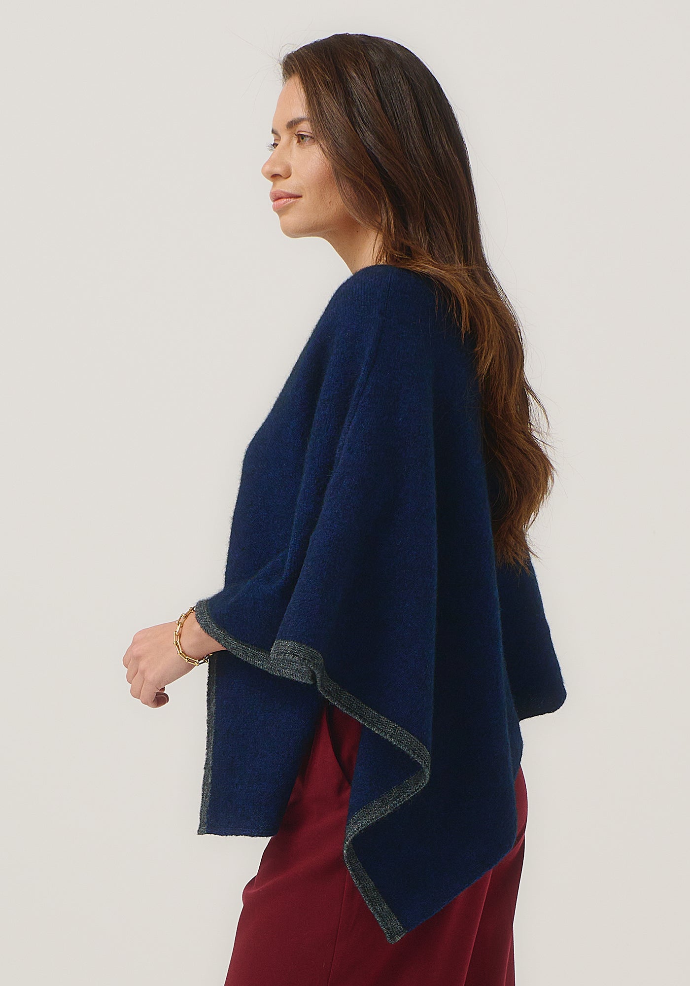 https://cdn.shopify.com/s/files/1/0566/6612/8580/files/1623-TwoTonePoncho-ZephyrSlate-MM25-Belu-Alt-013.jpg?v=1751259387