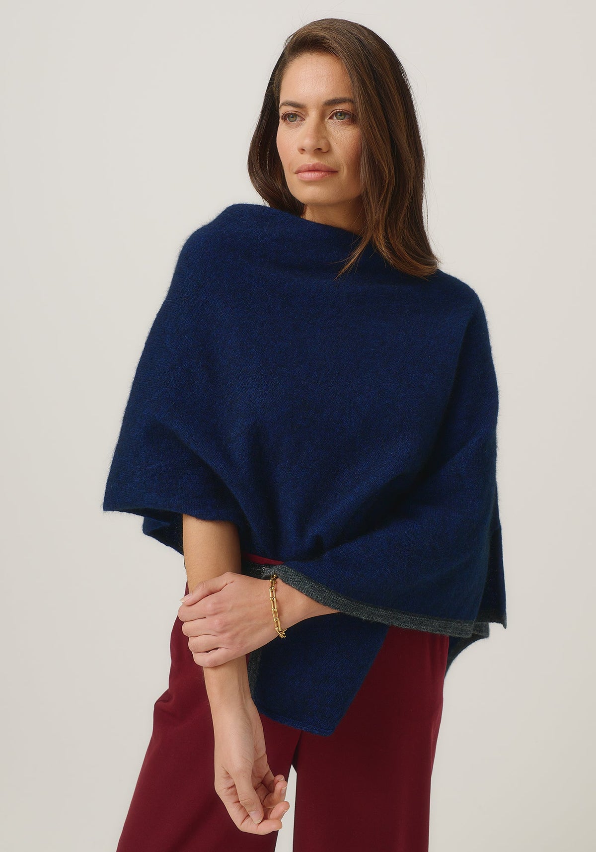 https://cdn.shopify.com/s/files/1/0566/6612/8580/files/1623-TwoTonePoncho-ZephyrSlate-MM25-Belu-Alt-041.jpg?v=1751259387