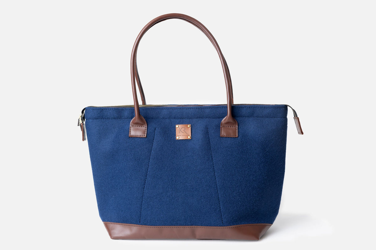 https://cdn.shopify.com/s/files/1/0666/1219/9481/files/1KR_STUDIO1.jpg?v=1750180573