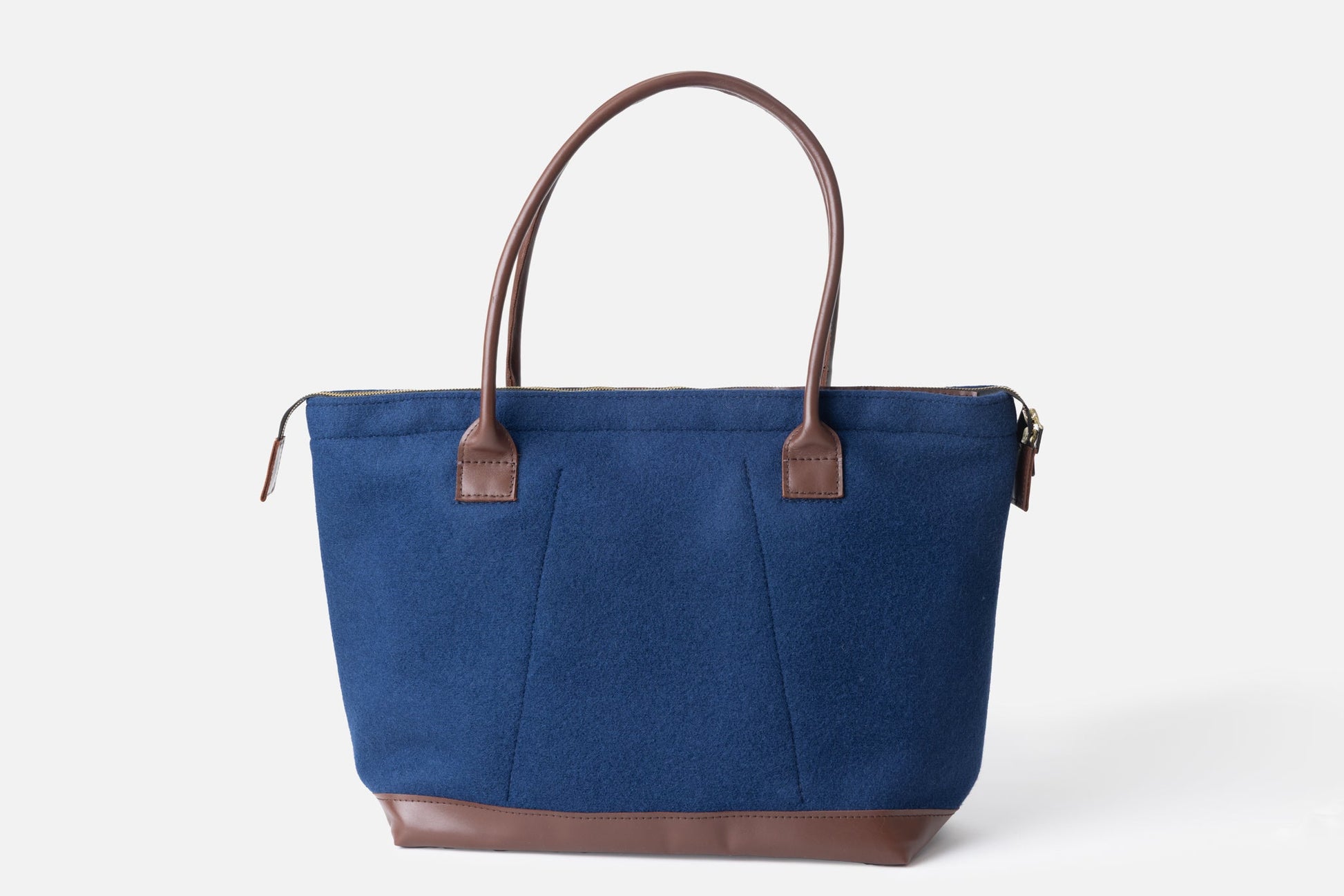 https://cdn.shopify.com/s/files/1/0666/1219/9481/files/1KR_STUDIO3.jpg?v=1750180573