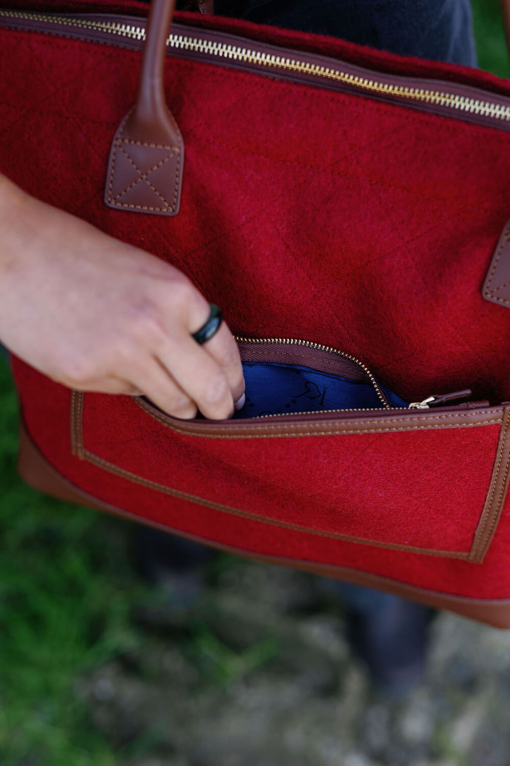 https://cdn.shopify.com/s/files/1/0666/1219/9481/files/Kaituna_ridges_totes_lindie_hawes_photography-68.jpg?v=1763065454