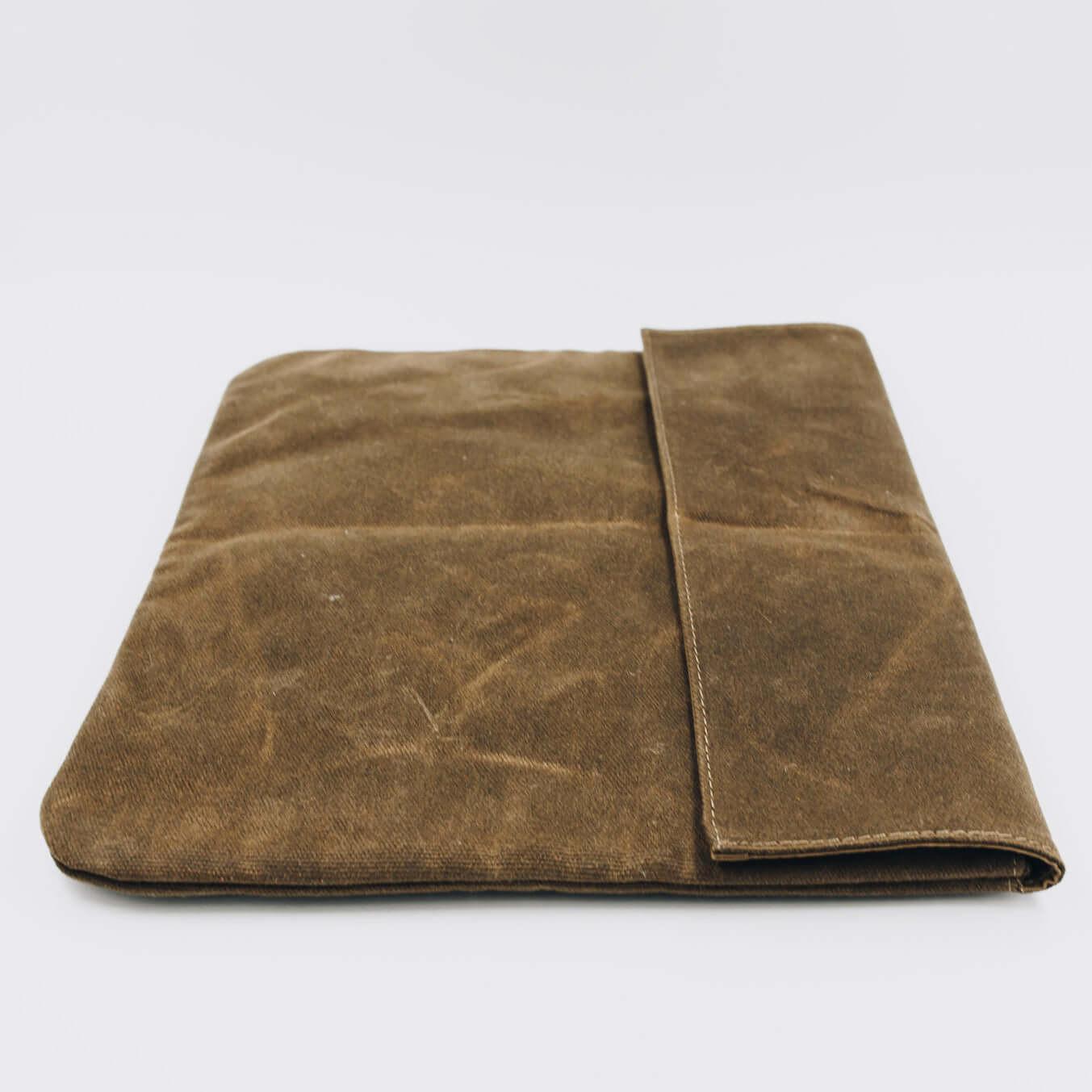 https://cdn.shopify.com/s/files/1/0018/4706/6660/products/Laptop_Bag-Olive-1.jpg?v=1776672919