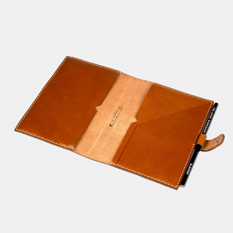https://cdn.shopify.com/s/files/1/0746/9767/0945/files/The_Loyal_Workshop_Journal_Cover_Set_in_COgnac.jpg?v=1728372453