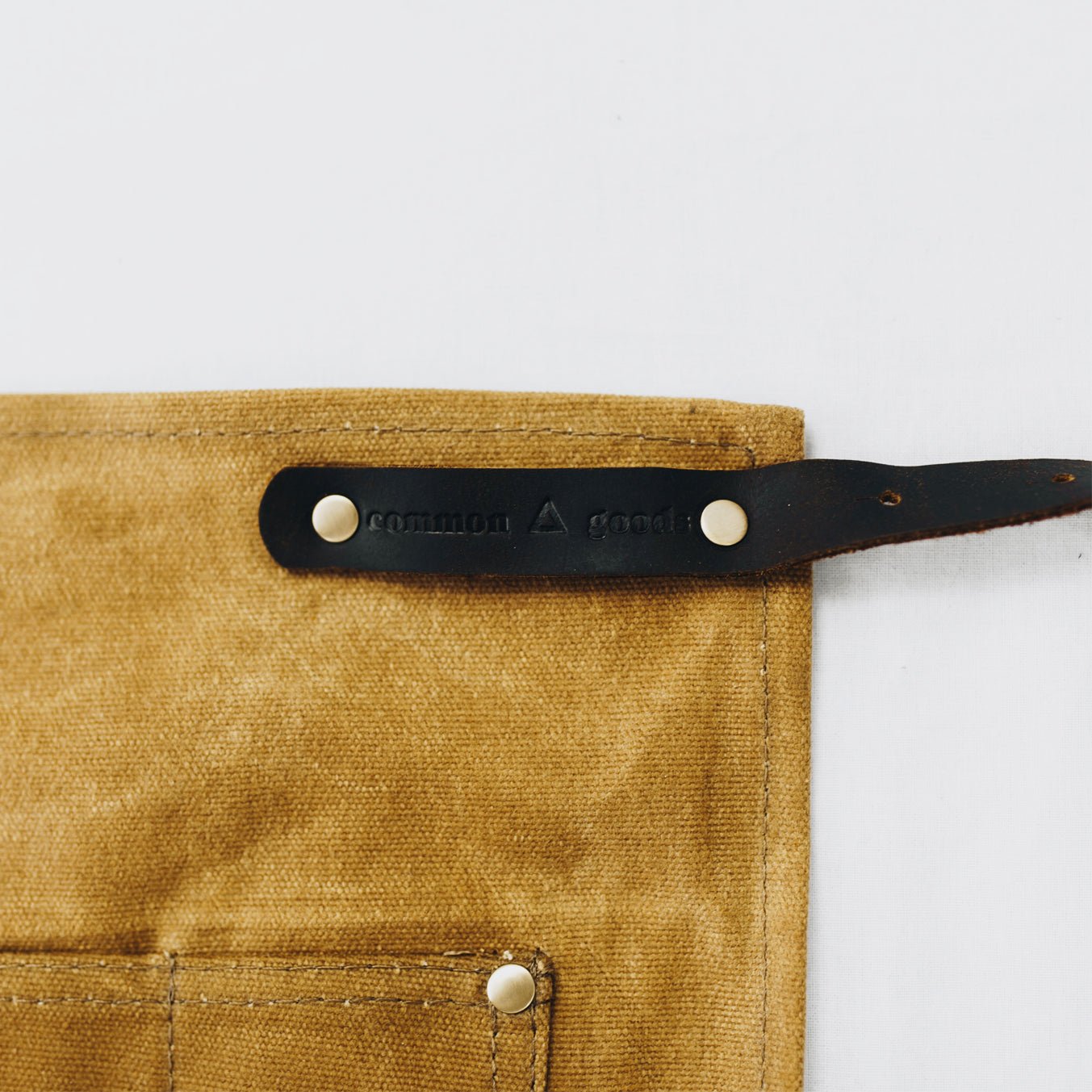 https://cdn.shopify.com/s/files/1/0018/4706/6660/files/Waist_Apron-Sand-2.jpg?v=1767562746