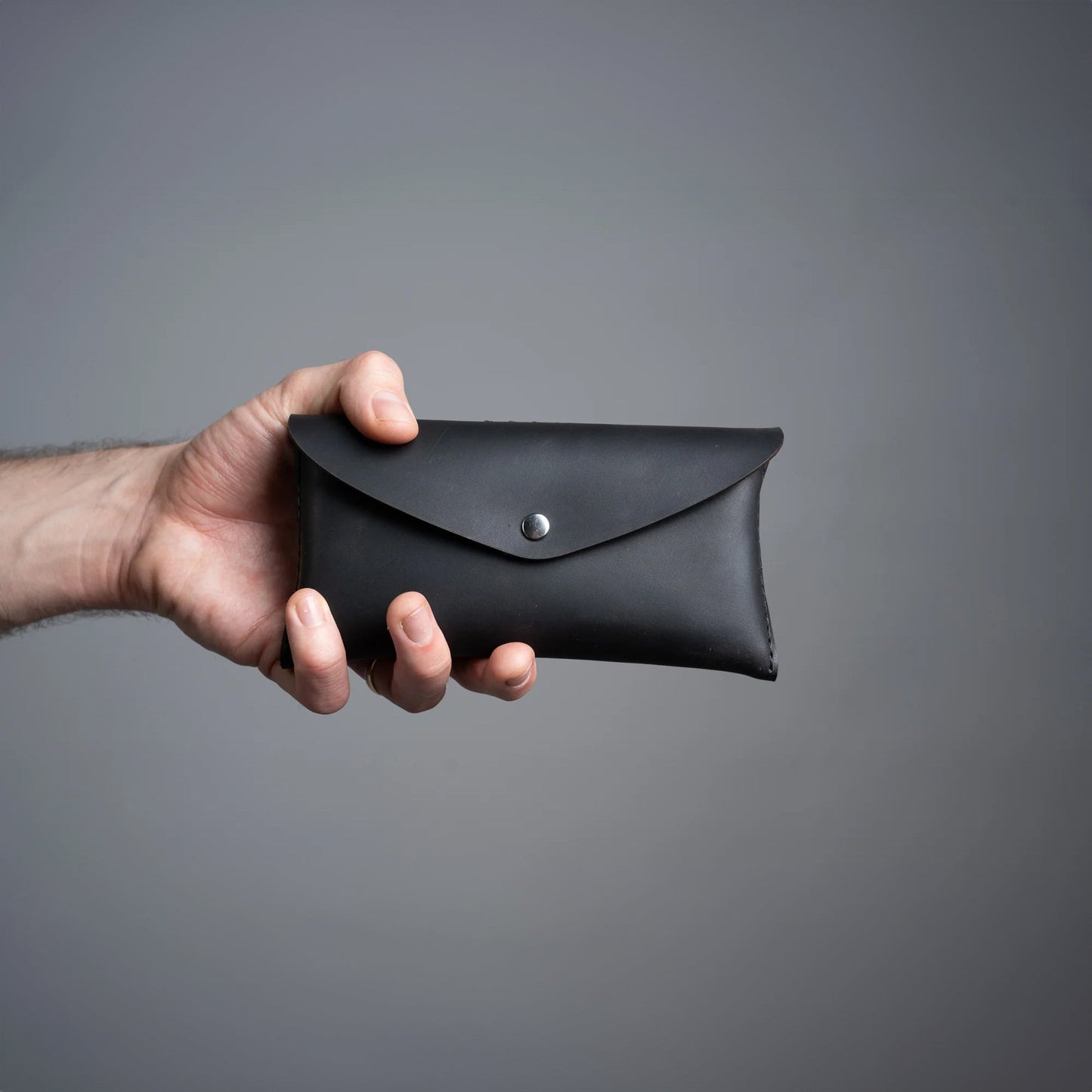 https://cdn.shopify.com/s/files/1/0746/9767/0945/files/blackleathertoolpouchloyal.jpg?v=1717580056