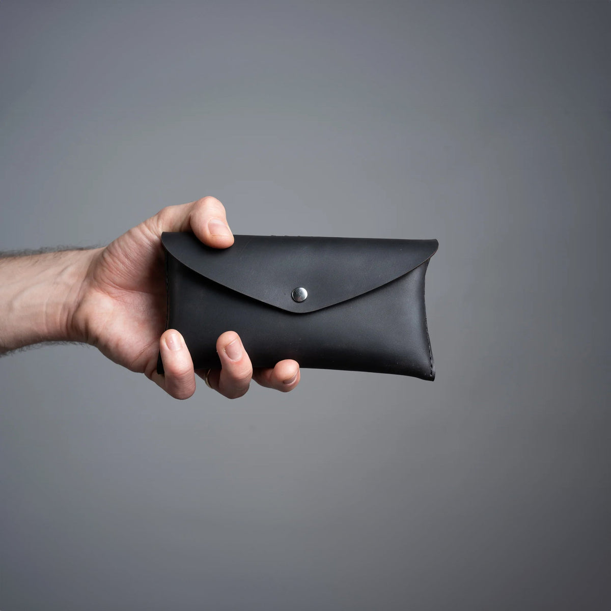 https://cdn.shopify.com/s/files/1/0746/9767/0945/files/blackleathertoolpouchloyal.jpg?v=1717580056