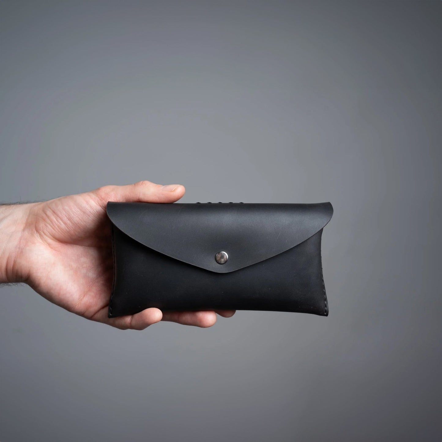 https://cdn.shopify.com/s/files/1/0746/9767/0945/files/blackleathertoolpouchtheloyalworkshop.jpg?v=1717580056