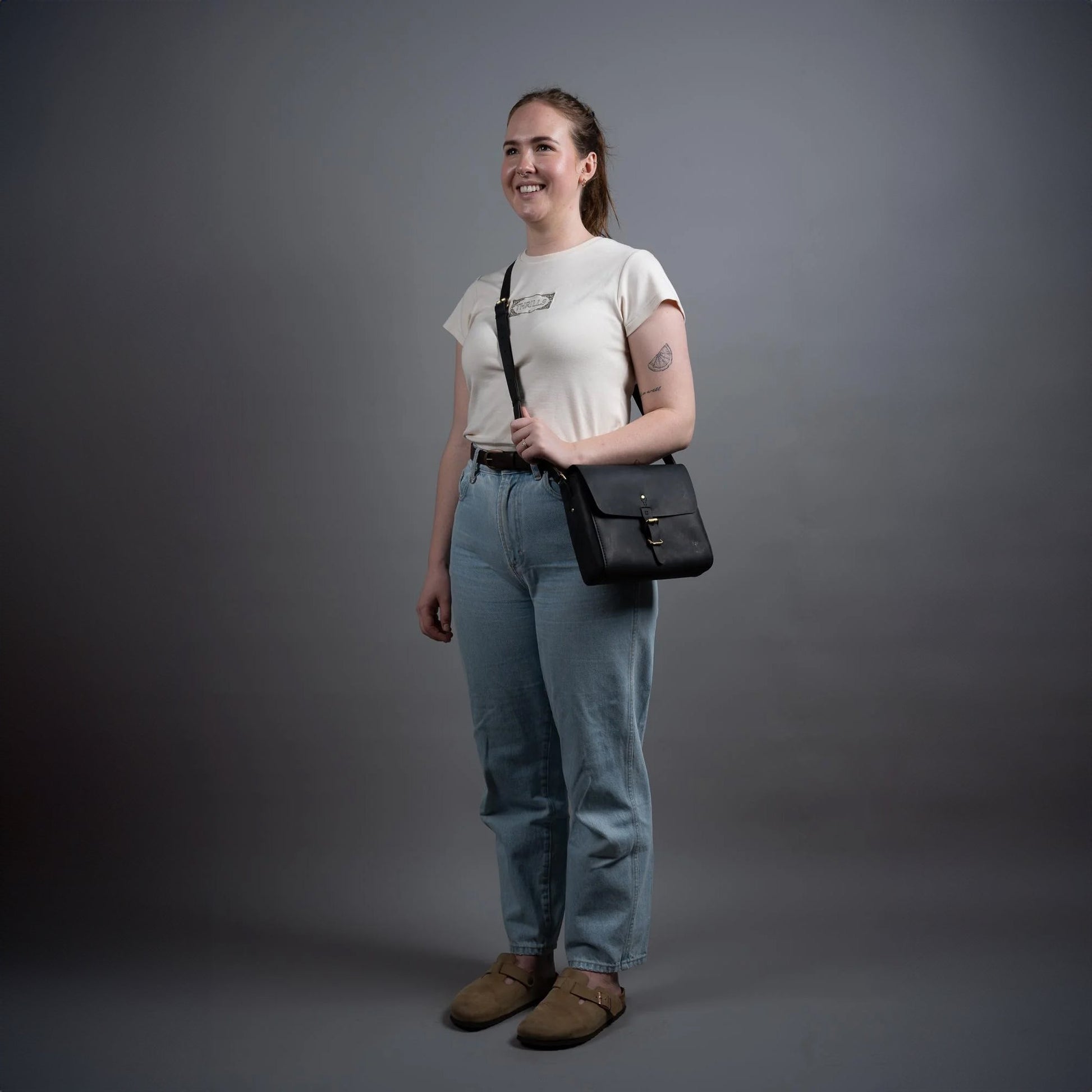 https://cdn.shopify.com/s/files/1/0746/9767/0945/files/companionsatchelblackecoleatherwomenstheloyalworkshop_88a1aba6-b304-46c7-b34d-402d25acfe7f.jpg?v=1717578811