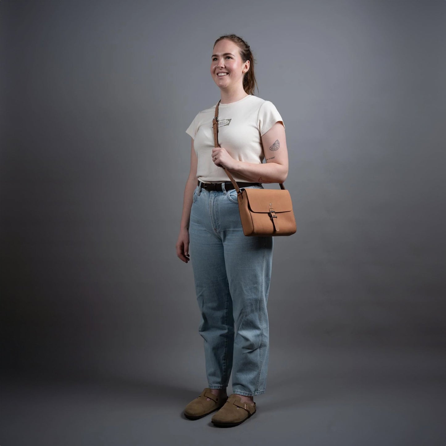 https://cdn.shopify.com/s/files/1/0746/9767/0945/files/companionsatcheltanecoleatherwomenstheloyalworkshop.jpg?v=1717578944