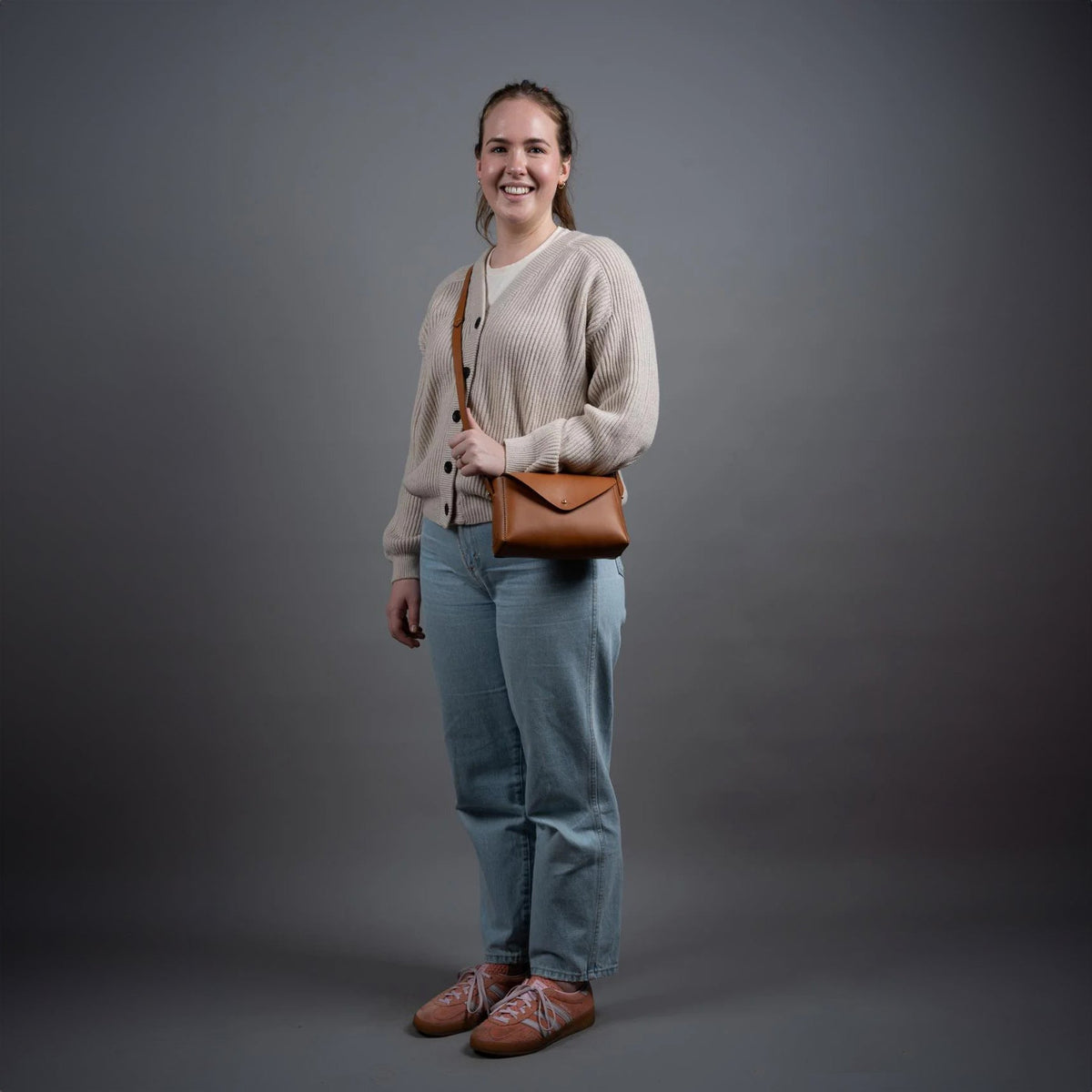 https://cdn.shopify.com/s/files/1/0746/9767/0945/files/dorothyminibagcognactheloyalworkshop.jpg?v=1717579206