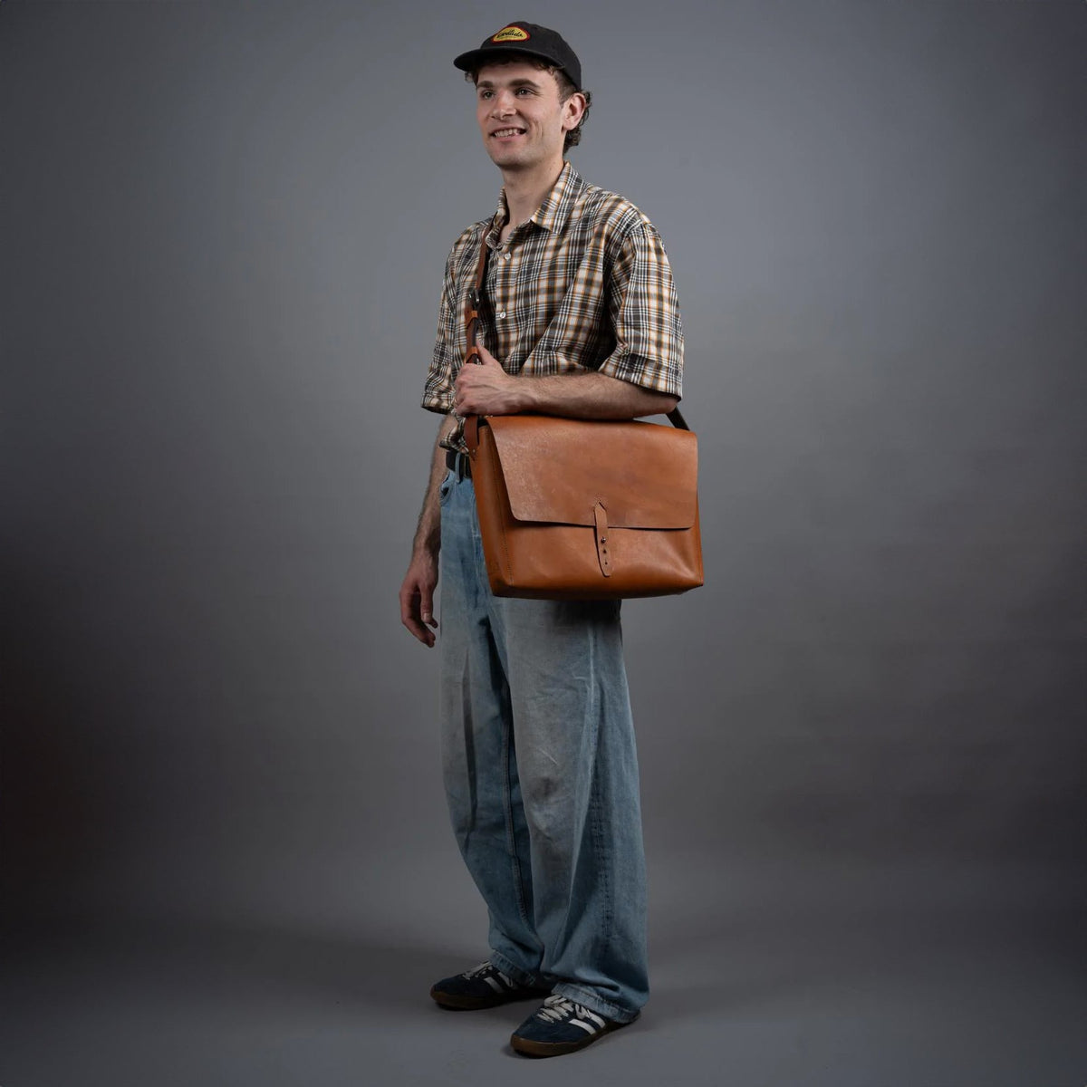 https://cdn.shopify.com/s/files/1/0746/9767/0945/files/nelsonmessengerbagloyalworkshop.jpg?v=1717579593