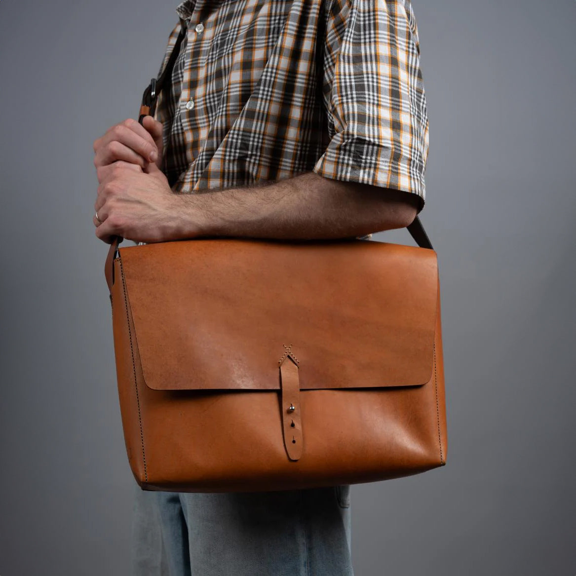 https://cdn.shopify.com/s/files/1/0746/9767/0945/files/nelsonmessengerbagloyalworkshopcloseup.jpg?v=1717579581