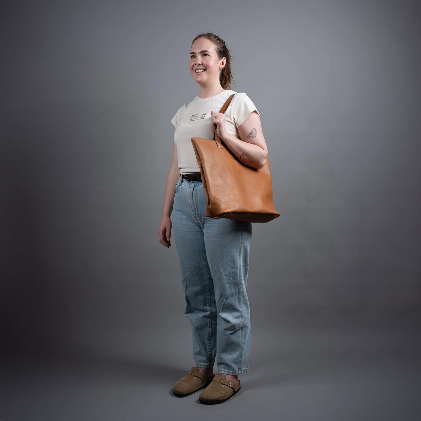 https://cdn.shopify.com/s/files/1/0746/9767/0945/files/rosatoteecoleathertotebagtheloyalworkshop.jpg?v=1717156909