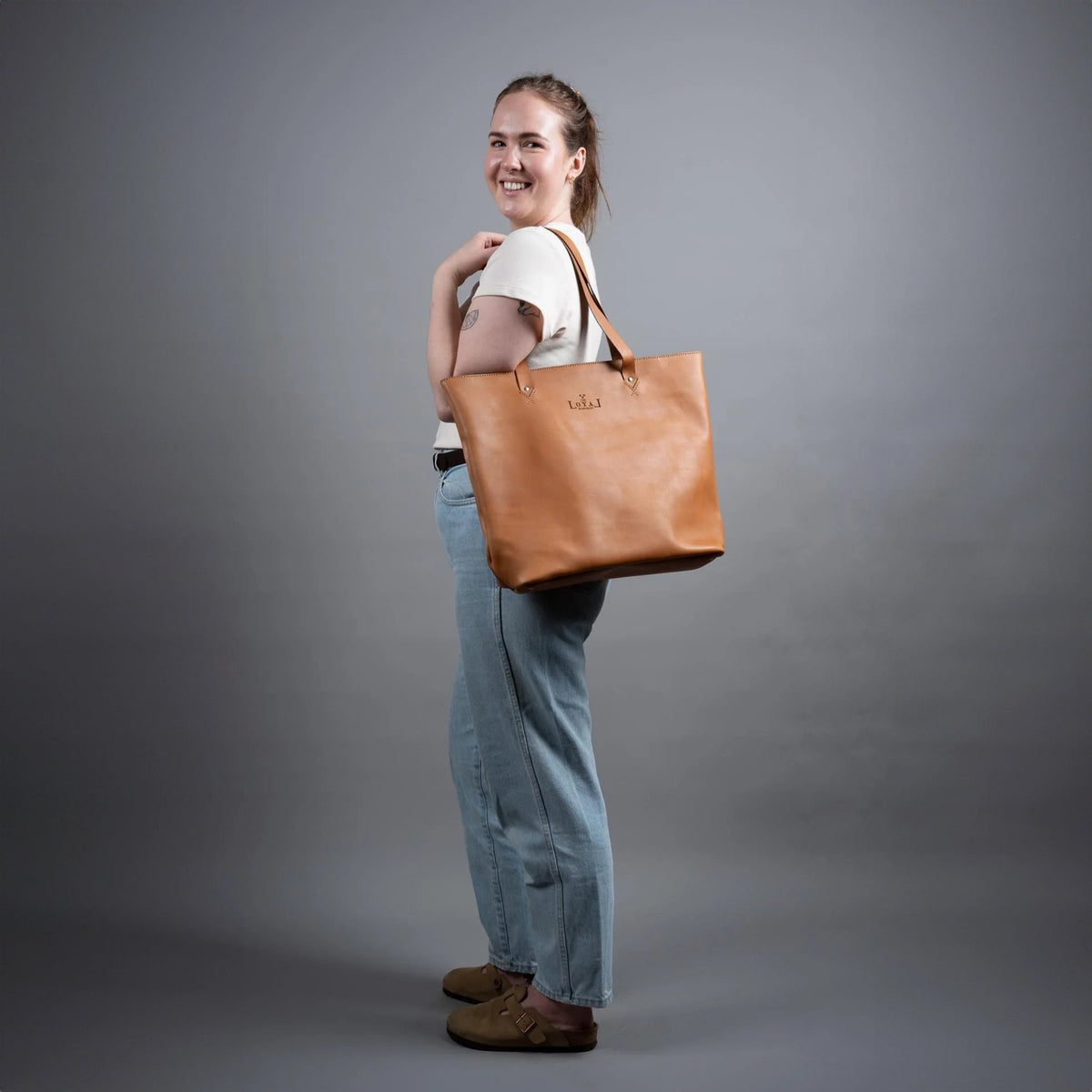 https://cdn.shopify.com/s/files/1/0746/9767/0945/files/rosatoteethicalleatherbagtheloyalworkshop.jpg?v=1717156909