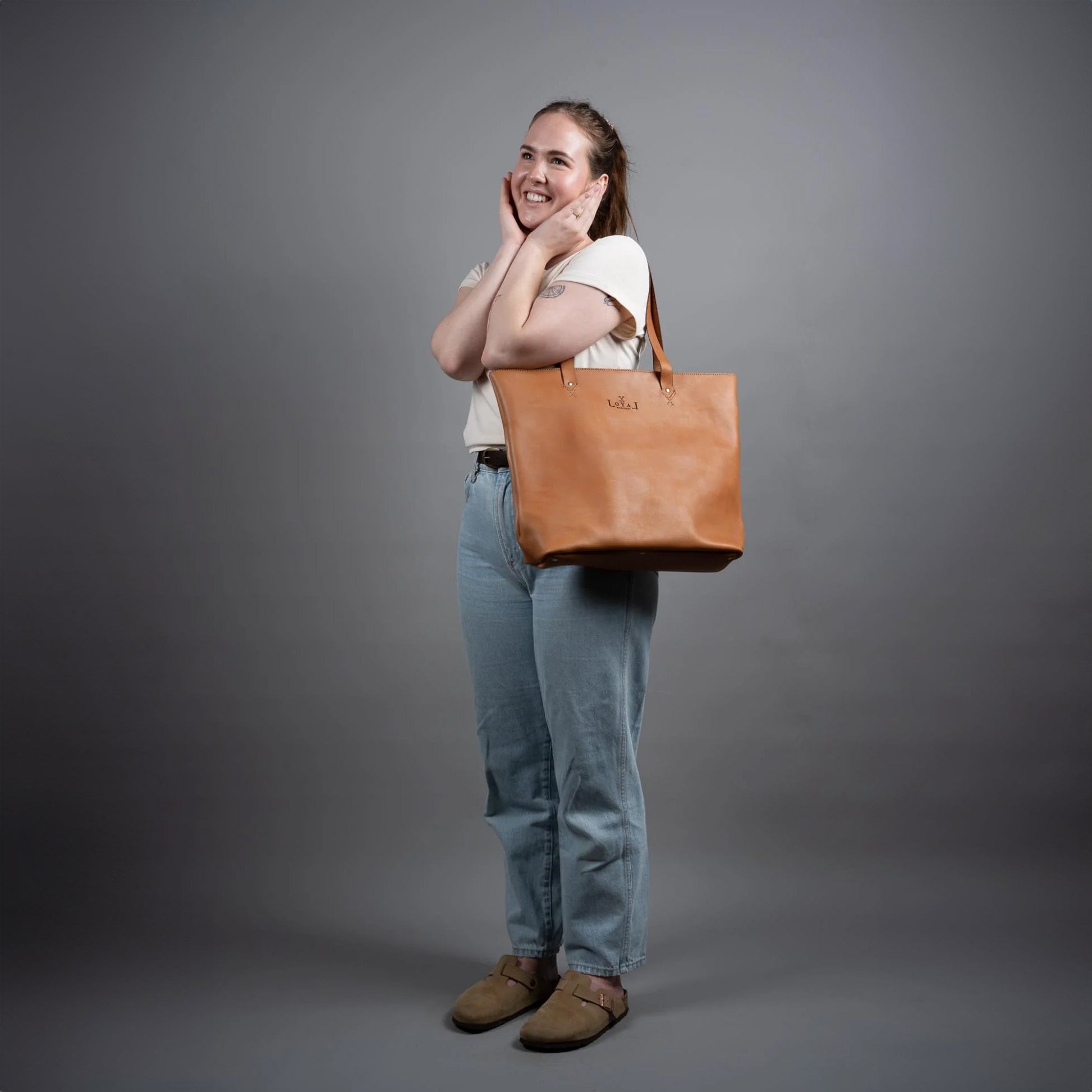 https://cdn.shopify.com/s/files/1/0746/9767/0945/files/rosatotetheloyalworkshopethicalleatherbag.jpg?v=1717156909