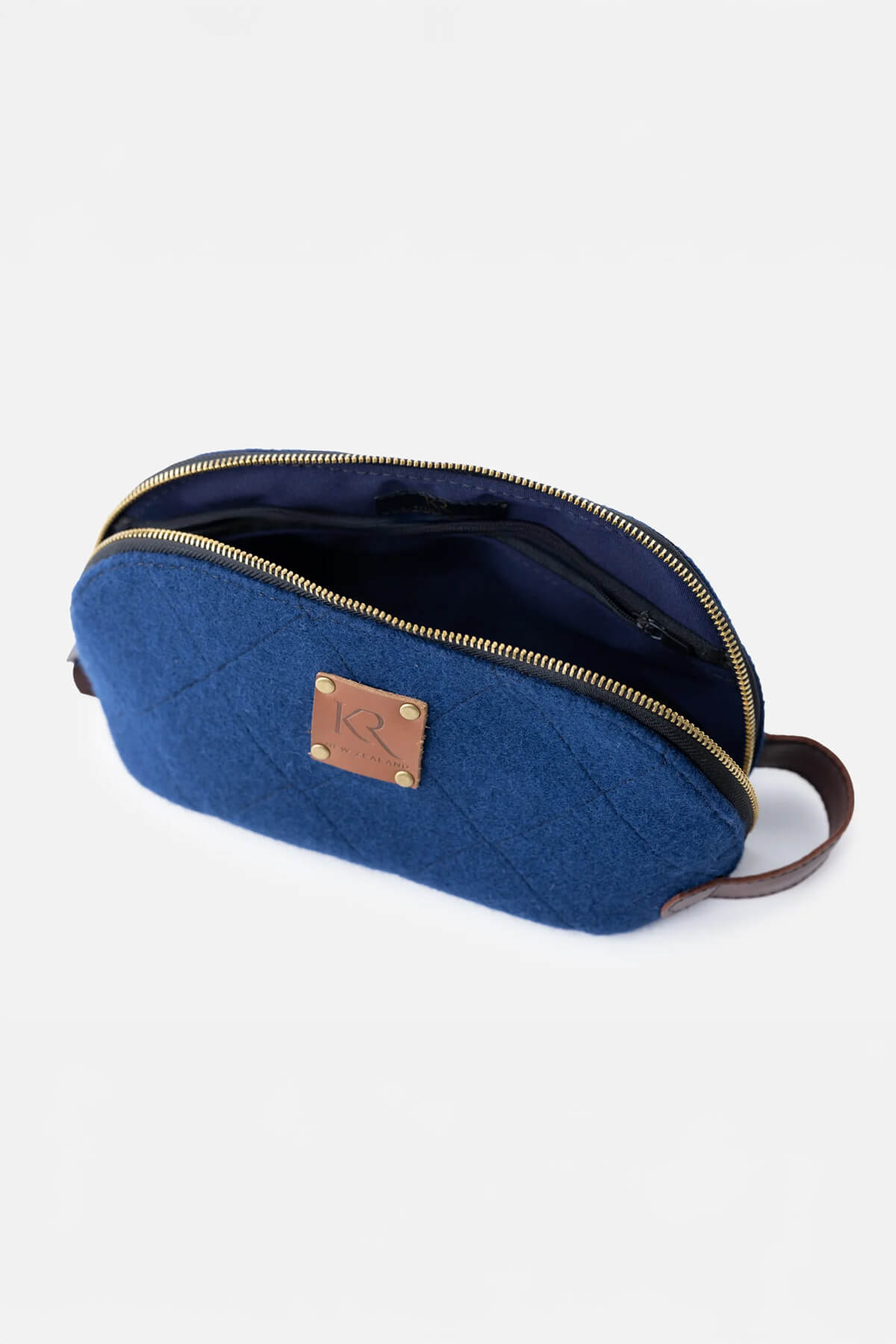 https://cdn.shopify.com/s/files/1/0666/1219/9481/files/the-kaituna-wash-bag-2.jpg?v=1739321029