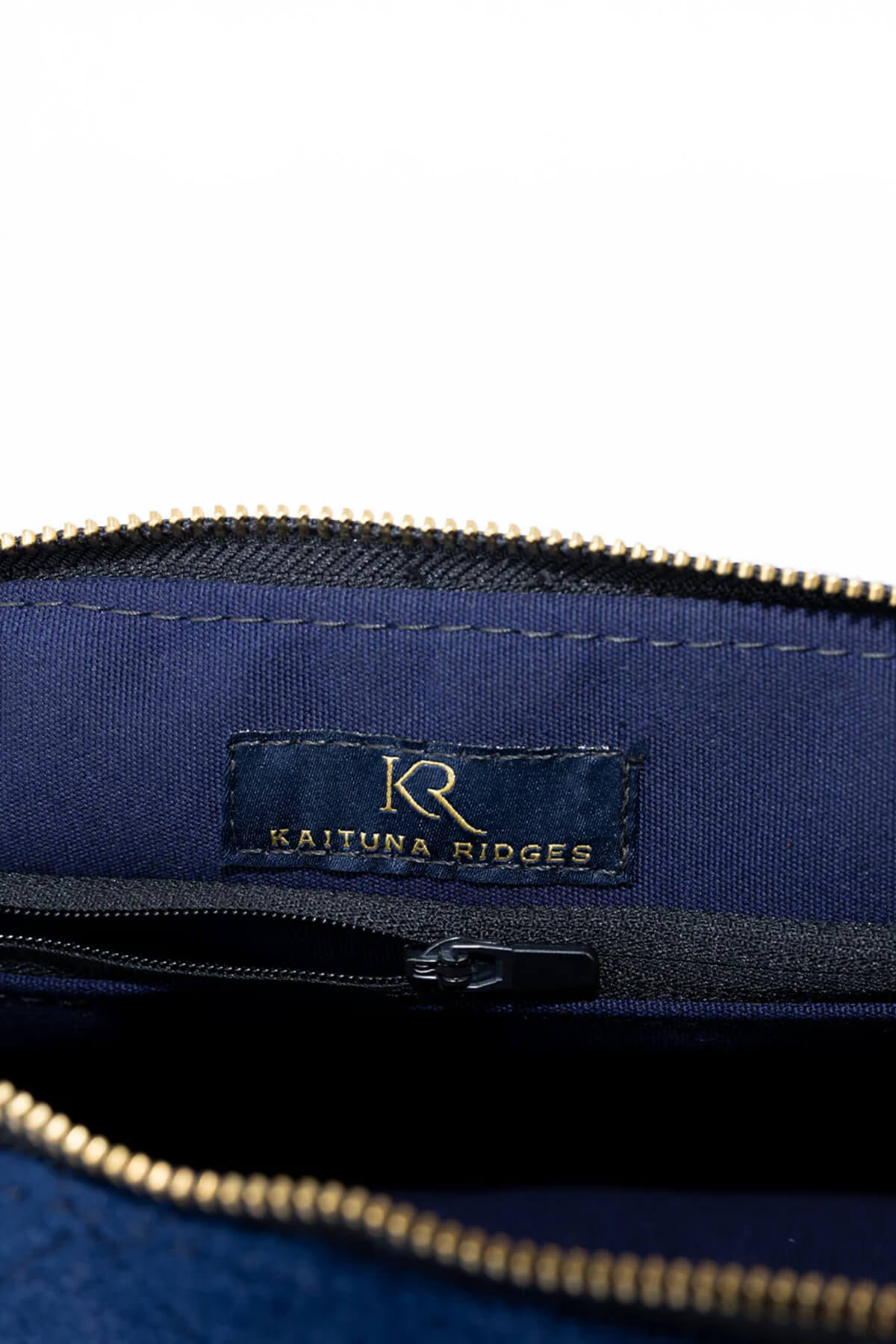 https://cdn.shopify.com/s/files/1/0666/1219/9481/files/the-kaituna-wash-bag-3.jpg?v=1739321029