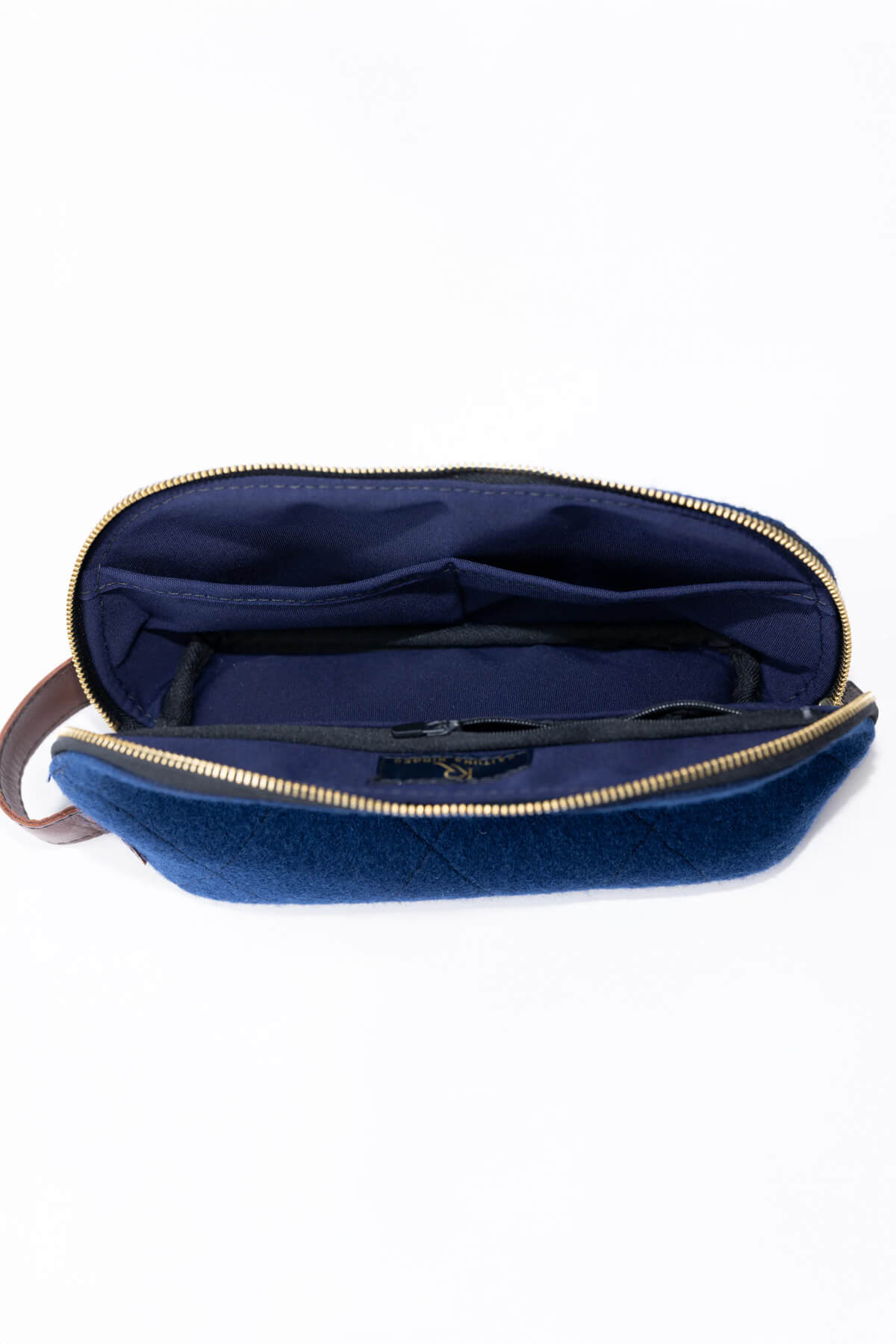 https://cdn.shopify.com/s/files/1/0666/1219/9481/files/the-kaituna-wash-bag-4.jpg?v=1739321029