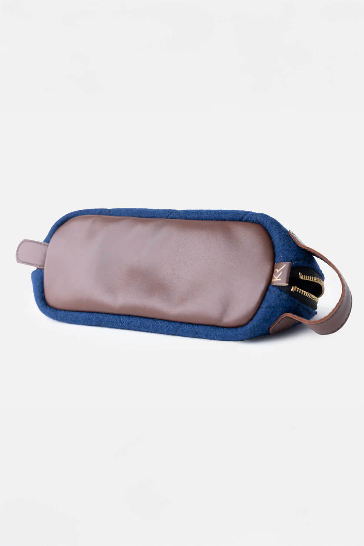 https://cdn.shopify.com/s/files/1/0666/1219/9481/files/the-kaituna-wash-bag-5.jpg?v=1739321029