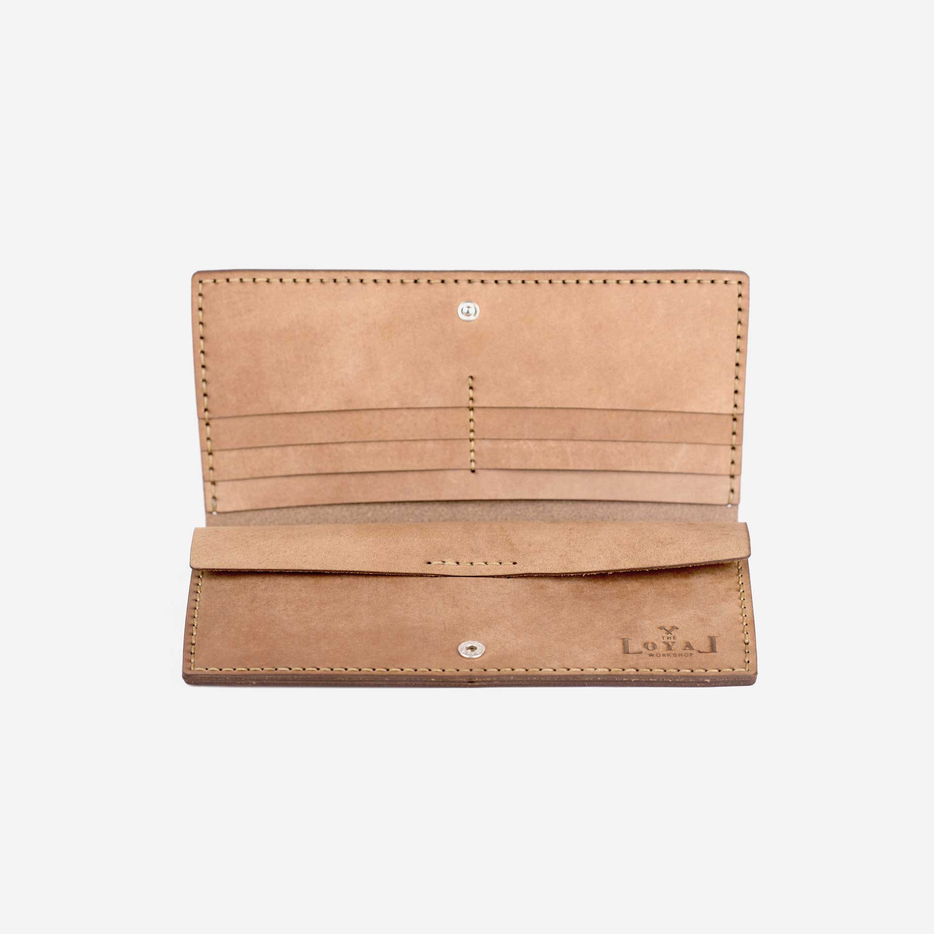 https://cdn.shopify.com/s/files/1/0746/9767/0945/products/the-loyal-workshop-Alongsider-Wallet-2.jpg?v=1683082924