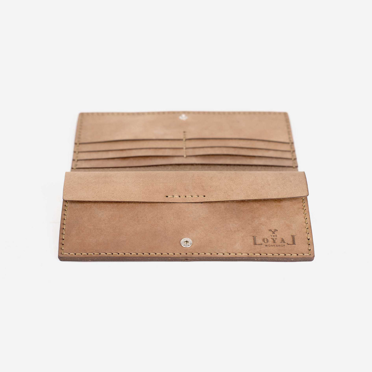https://cdn.shopify.com/s/files/1/0746/9767/0945/products/the-loyal-workshop-Alongsider-Wallet-3.jpg?v=1683082924