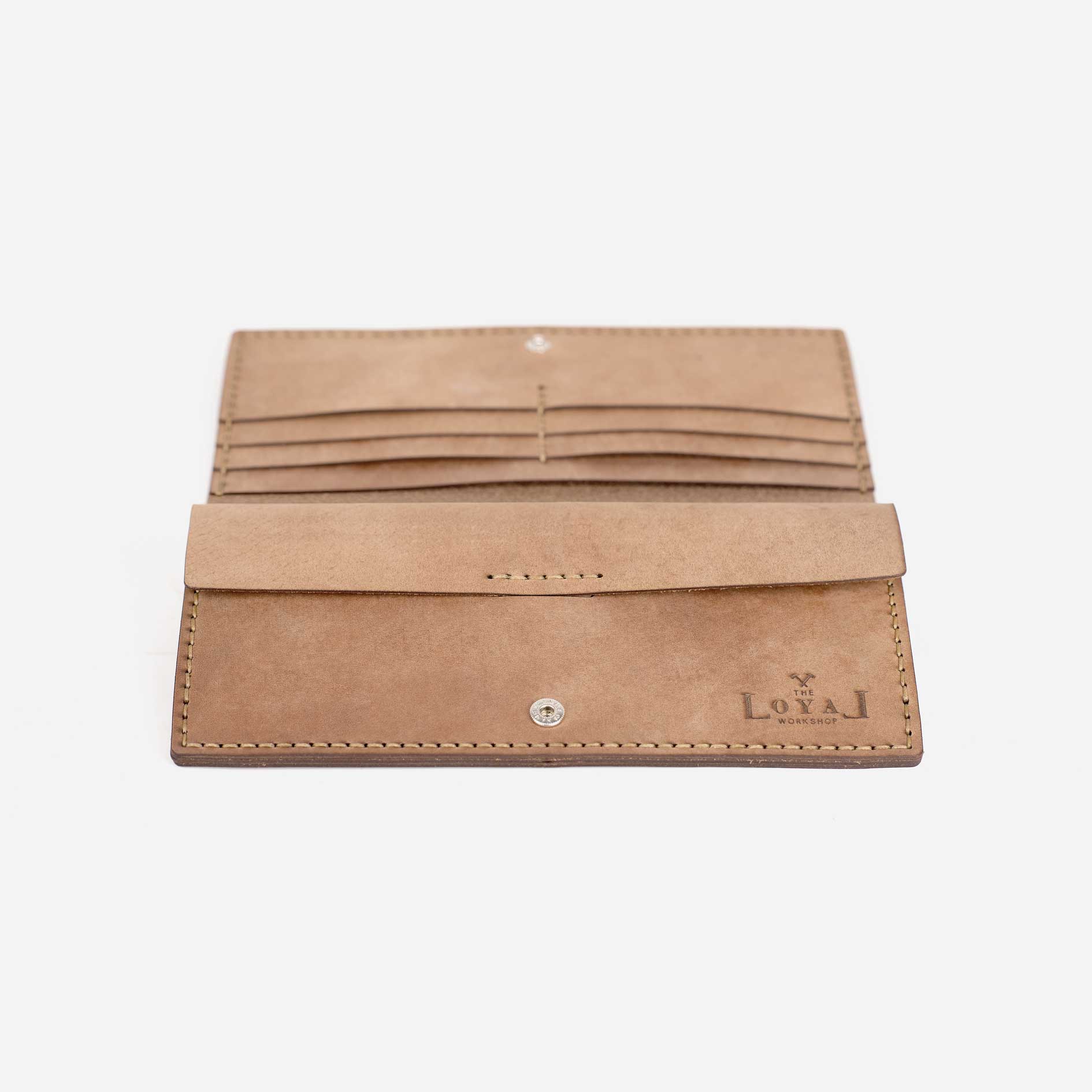 https://cdn.shopify.com/s/files/1/0746/9767/0945/products/the-loyal-workshop-Alongsider-Wallet-3.jpg?v=1683082924