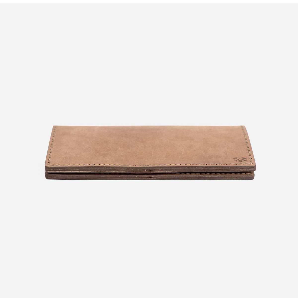 https://cdn.shopify.com/s/files/1/0746/9767/0945/products/the-loyal-workshop-Alongsider-Wallet-6.jpg?v=1683082924