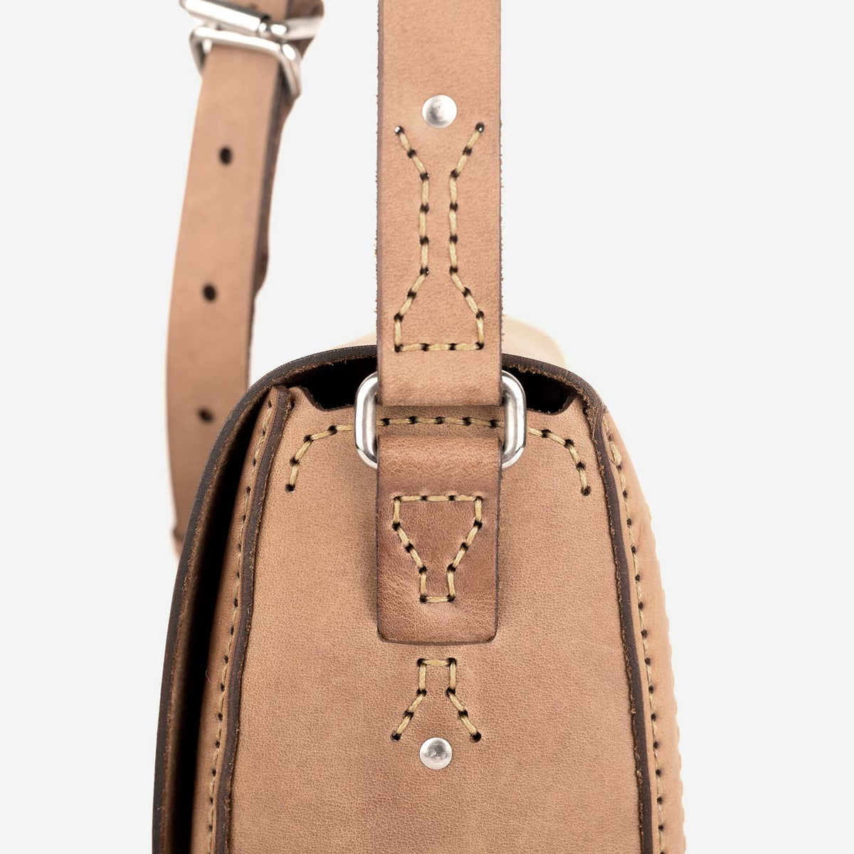 https://cdn.shopify.com/s/files/1/0746/9767/0945/products/the-loyal-workshop-Companion-Satchel-5.jpg?v=1717578944