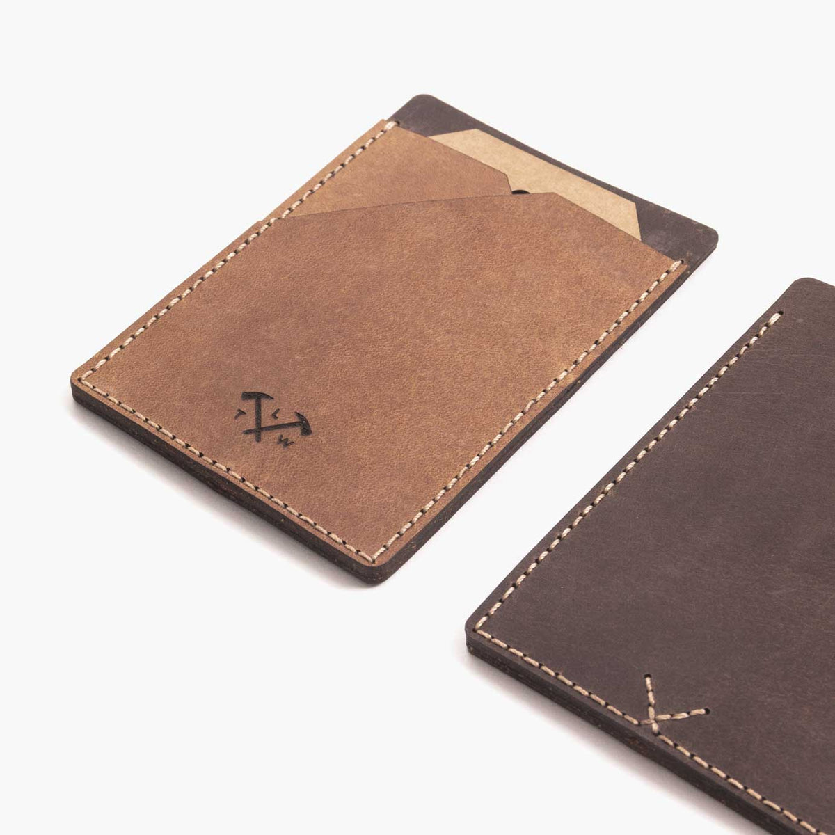 https://cdn.shopify.com/s/files/1/0746/9767/0945/products/the-loyal-workshop-Oscar-Card-Wallet2.jpg?v=1683082889