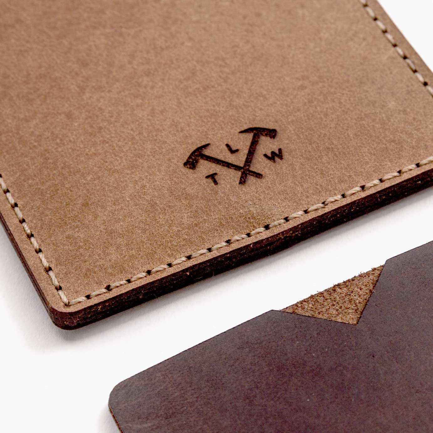 https://cdn.shopify.com/s/files/1/0746/9767/0945/products/the-loyal-workshop-Oscar-Card-Wallet3.jpg?v=1683082889
