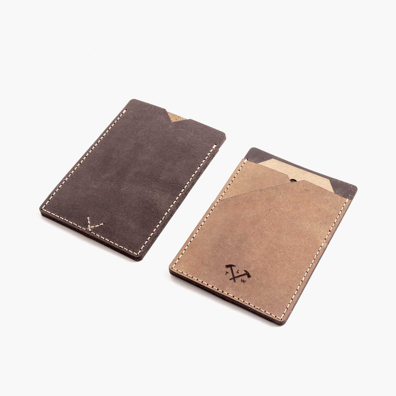 https://cdn.shopify.com/s/files/1/0746/9767/0945/products/the-loyal-workshop-Oscar-Card-Wallet4.jpg?v=1683082889