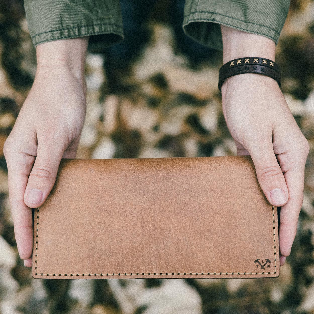 https://cdn.shopify.com/s/files/1/0746/9767/0945/products/the-loyal-workshop-ethical-leather-Alongsider-Wallet-life-4.jpg?v=1713337745